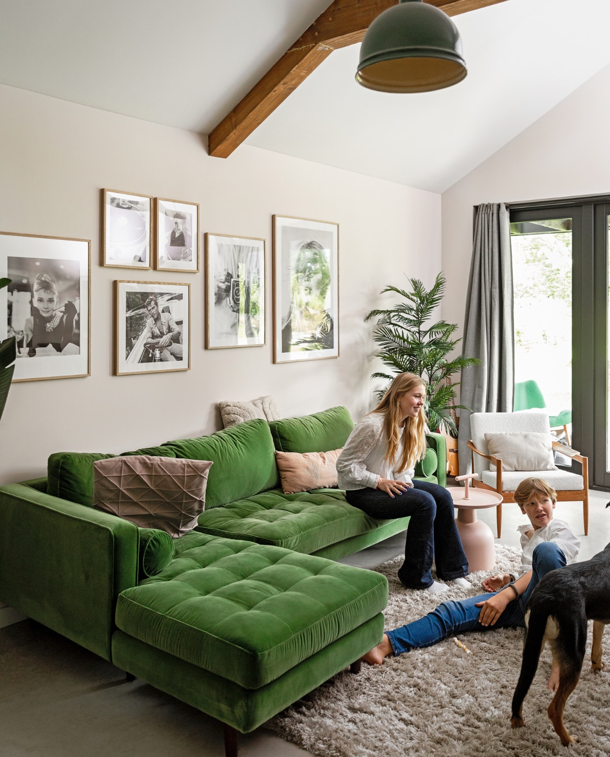 Muurverf Luxurious Silk van Flexa Creations, vloer gevlinderd beton van Bull beton, gordijnen Kwantum, stalen zwarte rails Steigerbuisgroothandel. Posters en lijsten (v.l.n.r.) Desenio, Poster Store, grote poster Brigitte Bardot Gallerix. Bank Scott van Made, nepplant The Goodstore, gitaar Fender telecaster via Gooise Gitaren. Kussens (v.l.n.r.) vintage, Blokker, Sissy-Boy, Loods 5. Bijzettafel Kwantum, stoel Kai Kristiansen via Atelier Uma, kleed Karwei. Overig onbekend. vtwonen 12-2022 | styling Ilona Jongepier | fotografie Dana van Leeuwen
