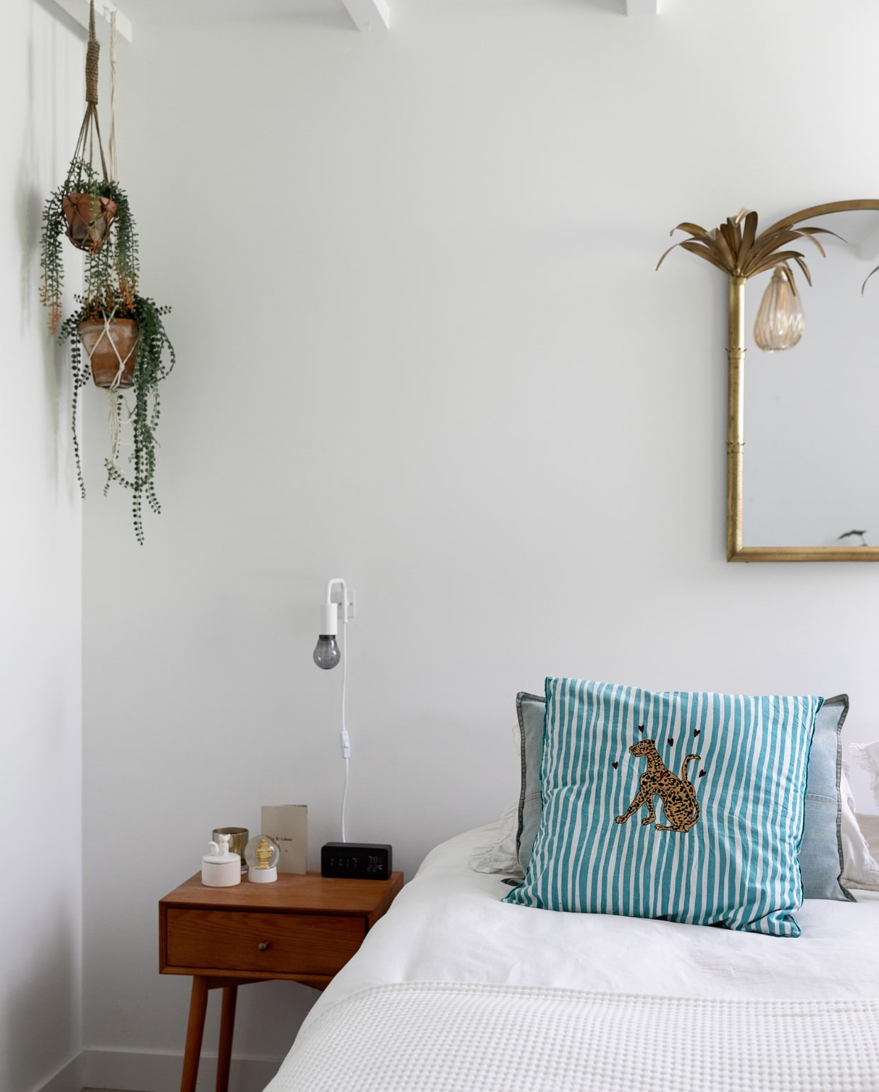 Hangpotten Intratuin, spiegel en kussens Anna + Nina, nachtkast Jysk, bed Swiss Sense, beddengoed Wehkamp, hanglamp Jotex. vtwonen 12-2022 | styling Ilona Jongepier | fotografie Dana van Leeuwen