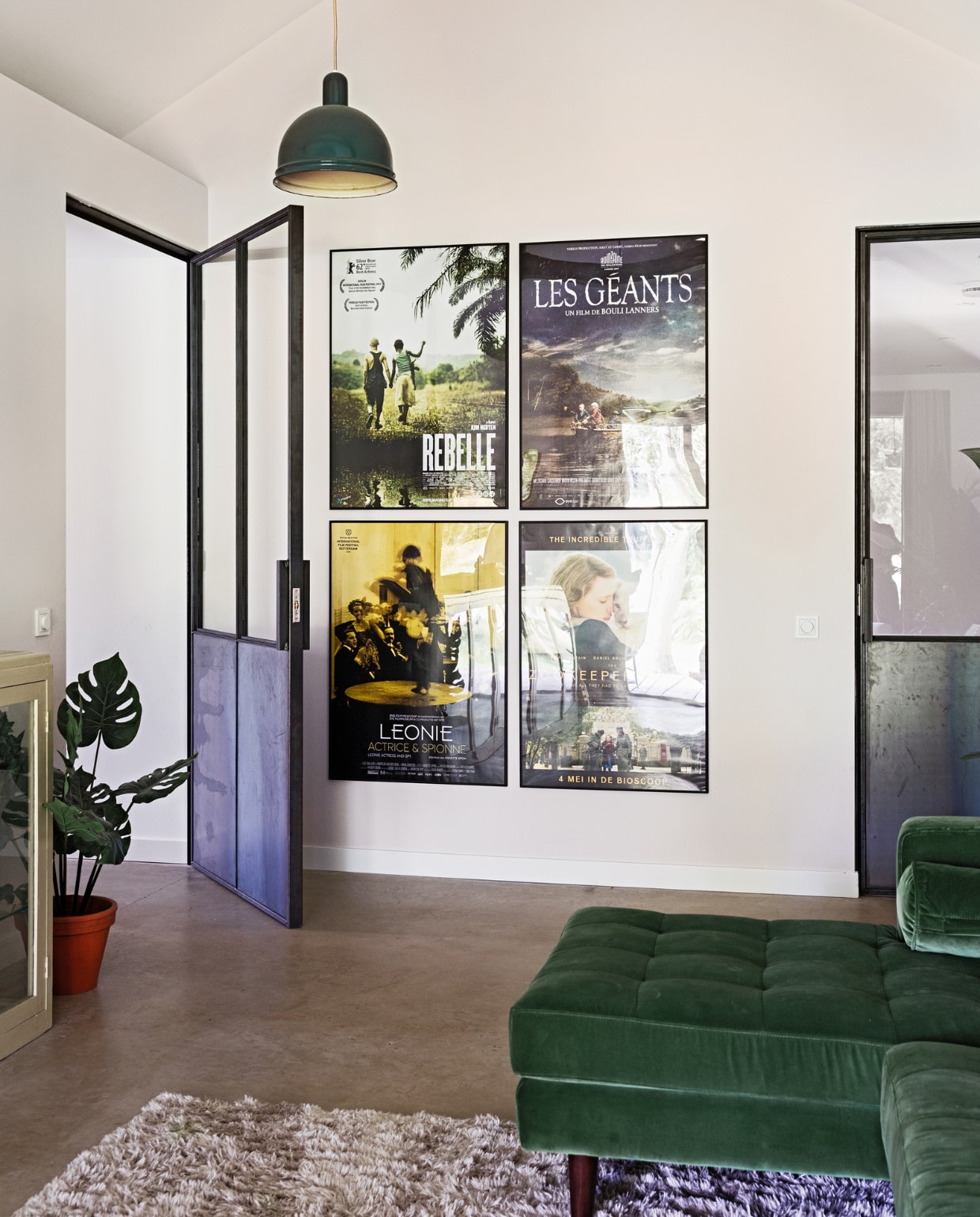 Muurkleur Luxurious Silk van Flexa Creations, vloer gevlinderd beton van Bull beton, bank Scott van Made, hanglamp vintage, stalen deur Gillissen Ontwerp, nepplant The Goodstore, pot Intratuin, lijsten Poster Store, posters Marktplaats, kast Burbri Antiek, kleed Karwei. vtwonen 12-2022 | styling Ilona Jongepier | fotografie Dana van Leeuwen