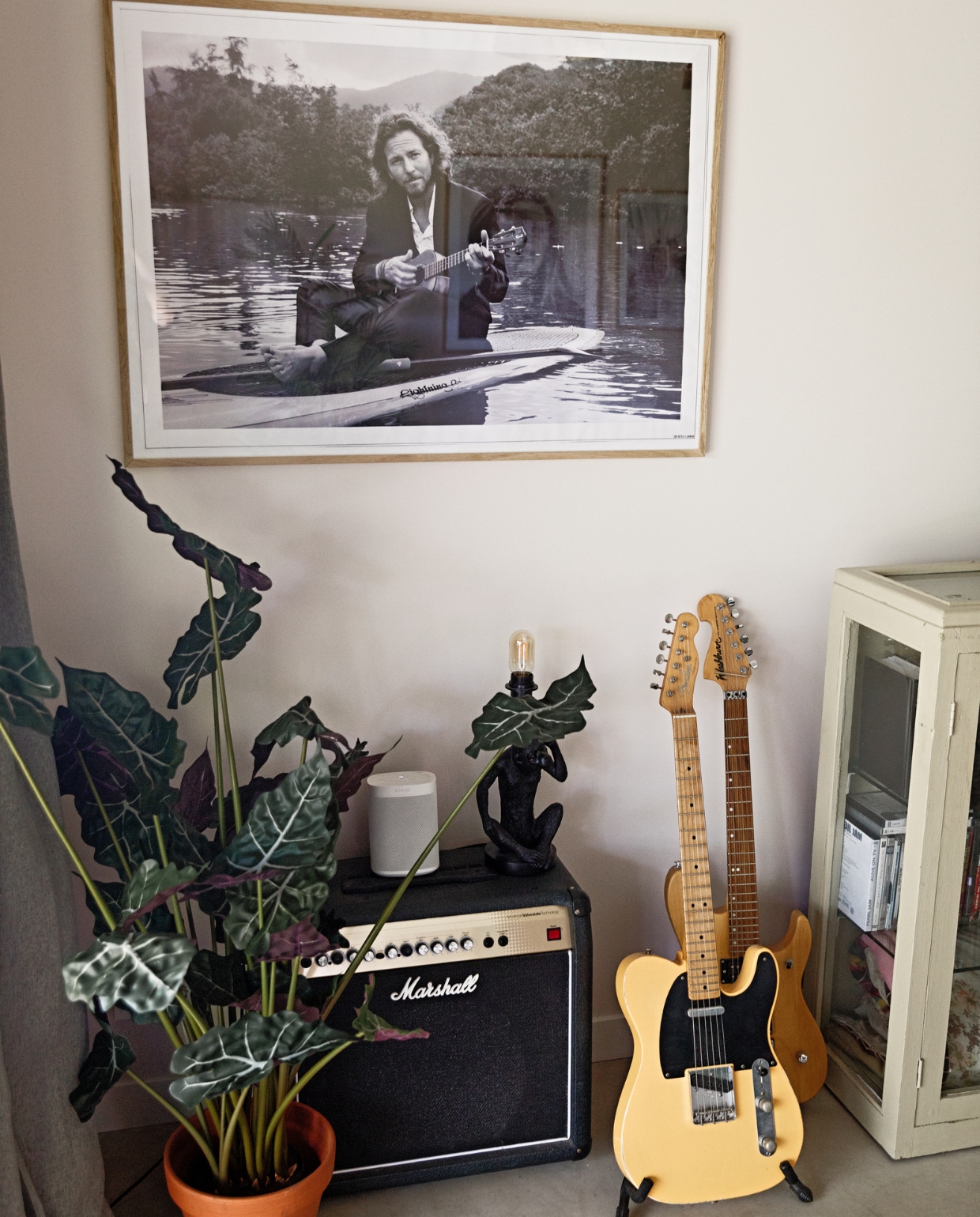 Muurkleur Luxurious Silk van Flexa Creations, vloer gevlinderd beton van Bull beton, gordijnen Kwantum, lijst Desenio, poster Eddie Vedder Amazon, nepplant The Goodstore, pot Intratuin, versterker Marshall van Kees Dee, speaker Sonos, zwarte kandelaar Xenos, kaars Sissy-Boy, gele gitaar Fender telecaster, bruine gitaar Washburn N2 Gooise Gitaren, kast Burbri Antiek. vtwonen 12-2022 | styling Ilona Jongepier | fotografie Dana van Leeuwen