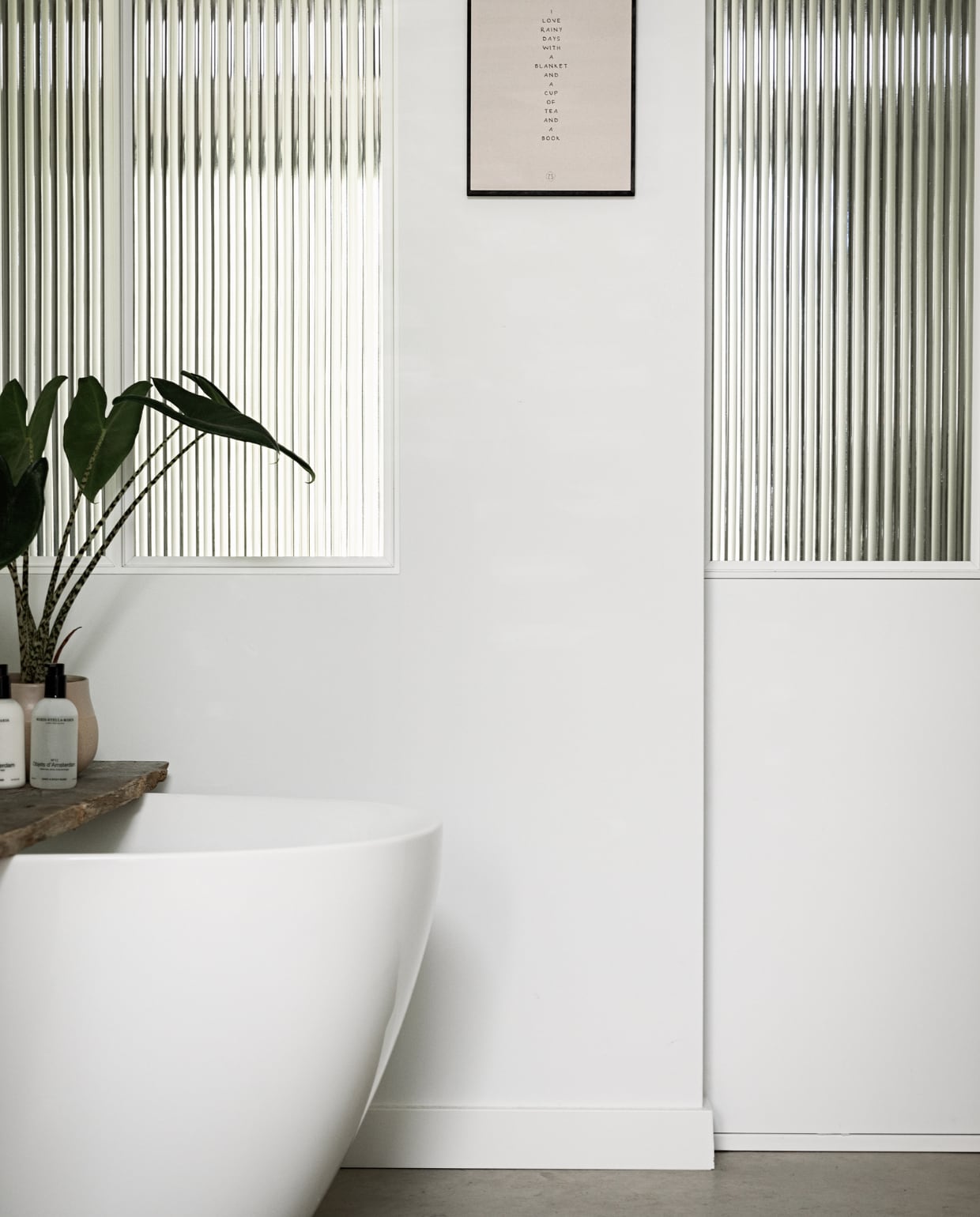 Muurkleur Ral 9016, vloer gevlinderd beton van Bull beton. Bad Hornbach, plant Intratuin, plank gevonden, zeepflessen Marie-Stella-Maris. vtwonen 12-2022 | styling Ilona Jongepier | fotografie Dana van Leeuwen