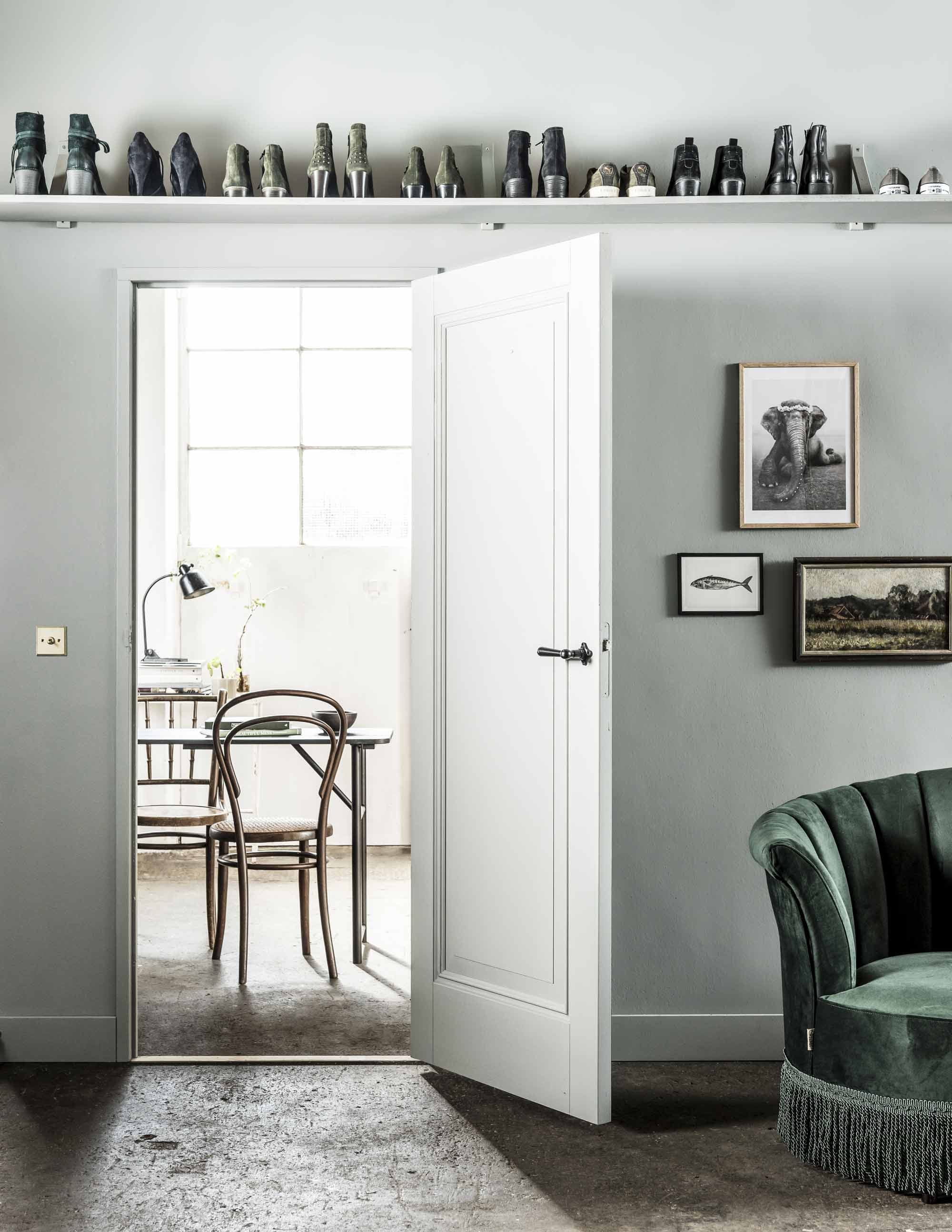 Kleur op de wand Sea Green van vtwonen (Karwei). Zwarte bureaulamp, houten Thonet stoel (Neef Louis). Vintage schilderij met houten lijst, houten stoel (Van Dijk &amp; Ko). Sidetable zwart (vtwonen.nl). Messing lichtschakelaar (Pantoufle). Boek A Beautiful Mess, boek Think, bruine aardewerk kom van Muubs, zwarte lijst van Moebe , kaart vis, houten lijst avan Moebe, poster olifant (Loft). Donkergroene fauteuil (Dutchbone). Berken schapdrager Ekby Valter (Ikea). Houten plank (bouwmarkt). Pot met plant, vaas met tak, schoenen en boeken zijn privébezit. vtwonen 03-2018 | Fotografie Sjoerd Eickmans | Styling Kim van Rossenberg