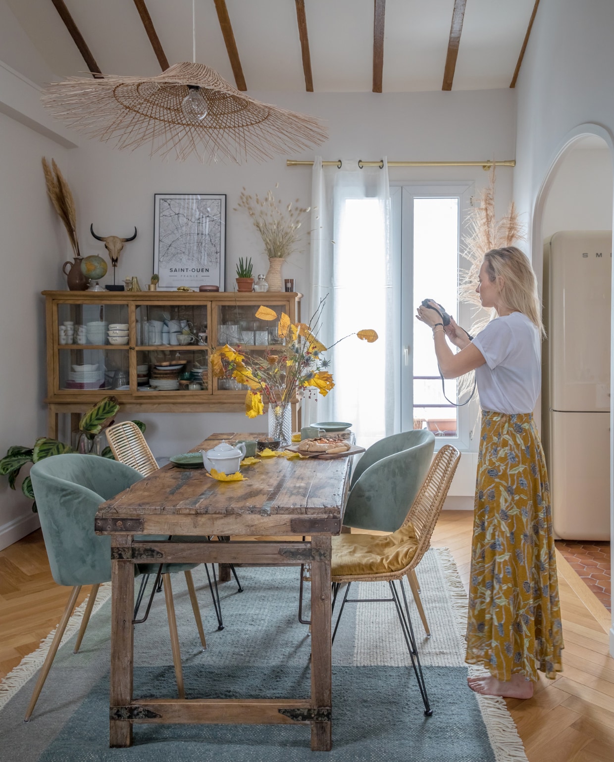 Tafel uit India antiekwinkel. Velvet stoelen Søstrene Grene. Rotanstoelen en lamp Maisons du Monde. Vitrinekast La Redoute. Koelkast Smeg. Overig onbekend. vtwonen binnenkijken special 121-2022 | productie en styling Marie Maud Levron | fotografie Cecile Perrinet-Lhermitte