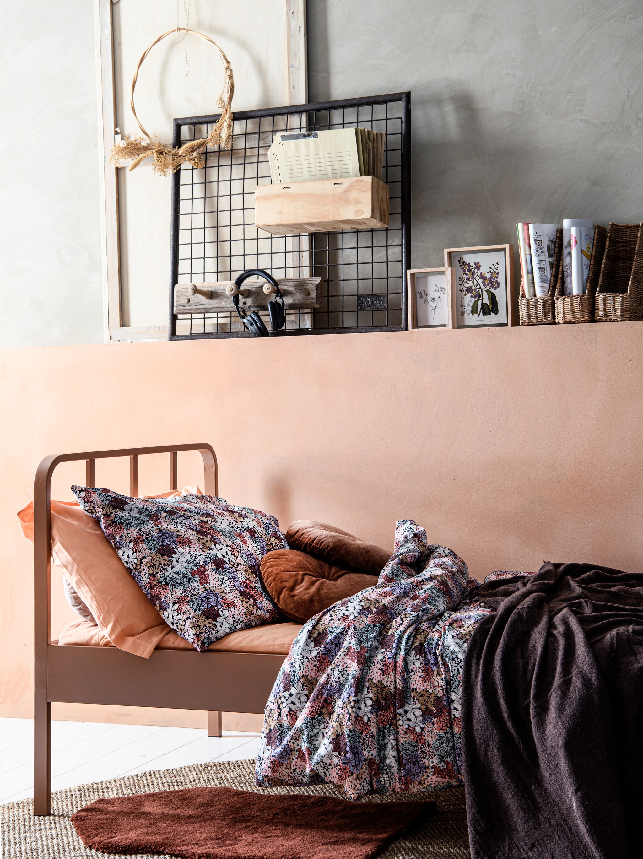 &gt; Limewash muurverf Calendula, per liter € 30,-, limewash muurverf Caramel, per liter € 30,- (bauwerk.com.au). Metalen bed van Woood in kleur Syrup, 200×90 cm (lxb), bedhoofd 90 cm (h) € 209,- (basiclabel.nl). Terra vloerkleed Toflund, gemaakt van gerecyclede petflessen, 55×85 cm € 12,99, jute vloerkleed Lohals, 230 cm (Ø) € 149,-, rotan lectuurbakken Trummis € 9,95 (ikea.nl). Zalmkleurig katoenen dekbedovertrek, 140×200 cm € 19,99, gebloemd katoenen dekbedovertrek 140×200 cm € 39,99 (hm.com). Plaid, 140×190 cm € 69,99 (zarahome.com). Bruinrode velours kussens, biologisch katoen, 40×8 cm (Øxh), per stuk € 22,95, rotan decoratiehanger, 60 cm (Ø) € 6,95, eikenhouten fotolijsten, 13×18 cm € 9,95 en 20×25 cm € 14,95 (dille-kamille.nl). Zwart metalen rek met haken en houten bak, vanaf € 45,- (com-anders.nl). Omgekeerd canvas doek van kringloopwinkel met kalkverf beschilderd. Overig privébezit. vtwonen 02-2023 | Styling Marit Saladini, fotografie Louis Lemaire