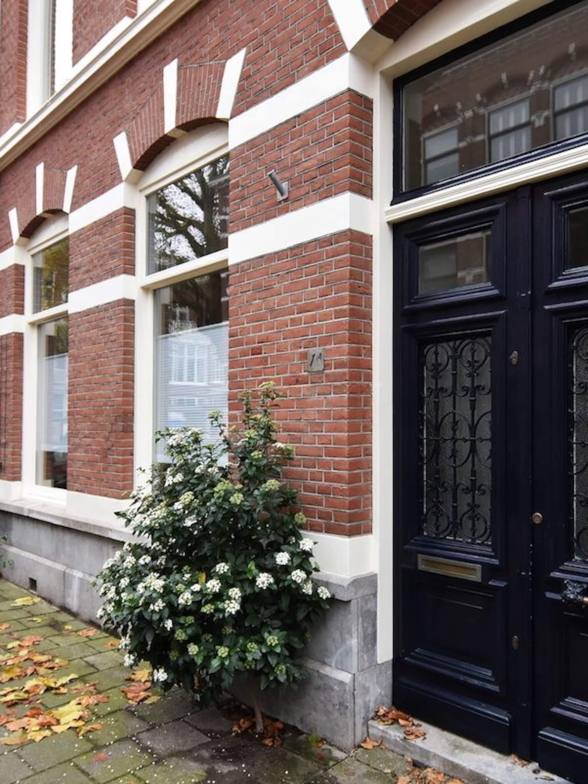 funda parel dit luxe en verduurzaamde herenhuis in den haag staat te koop