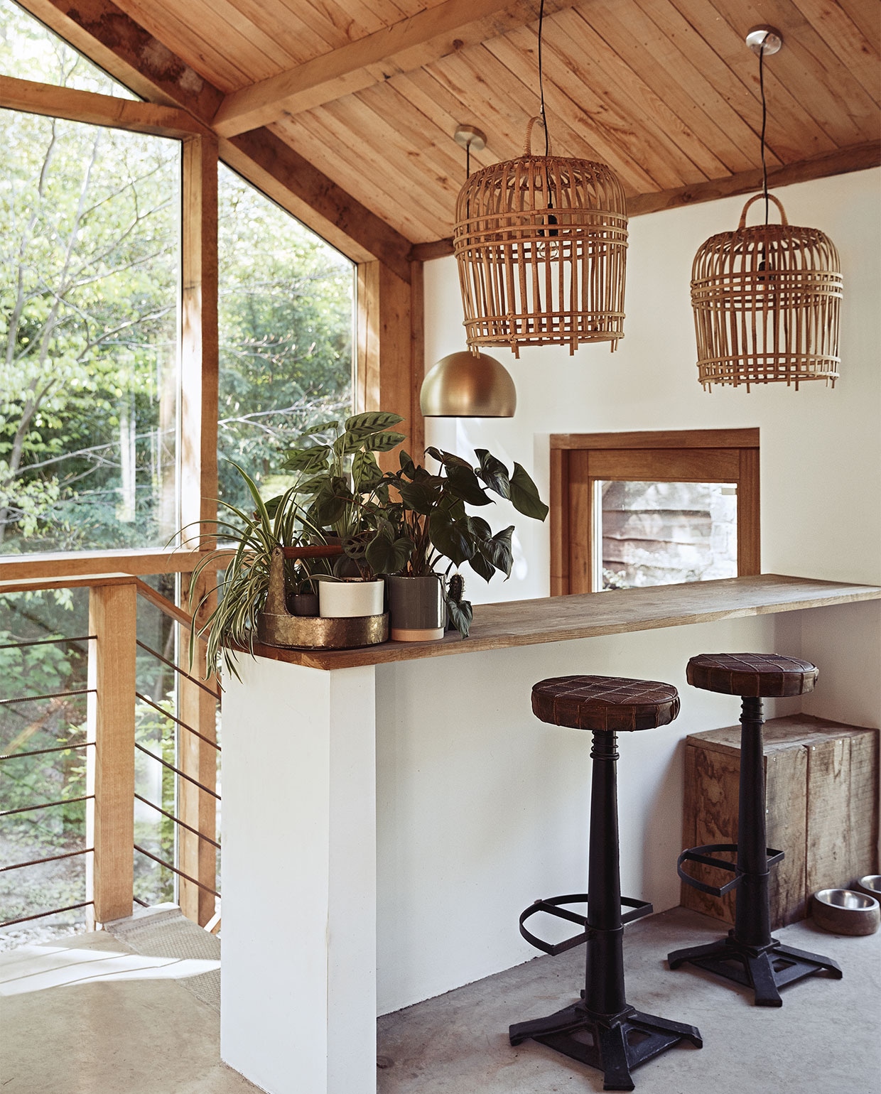 Barkrukken Jama Trade, lampen Bloemisterij Groothandel Lauco, plantenpotten The Family House, planten Ranzijn, houten omkleding en trap zelfgemaakt, gouden lamp Light&amp;Living. vtwonen 07-2022 | styling Ilona Jongepier  | fotografie Dana van Leeuwen