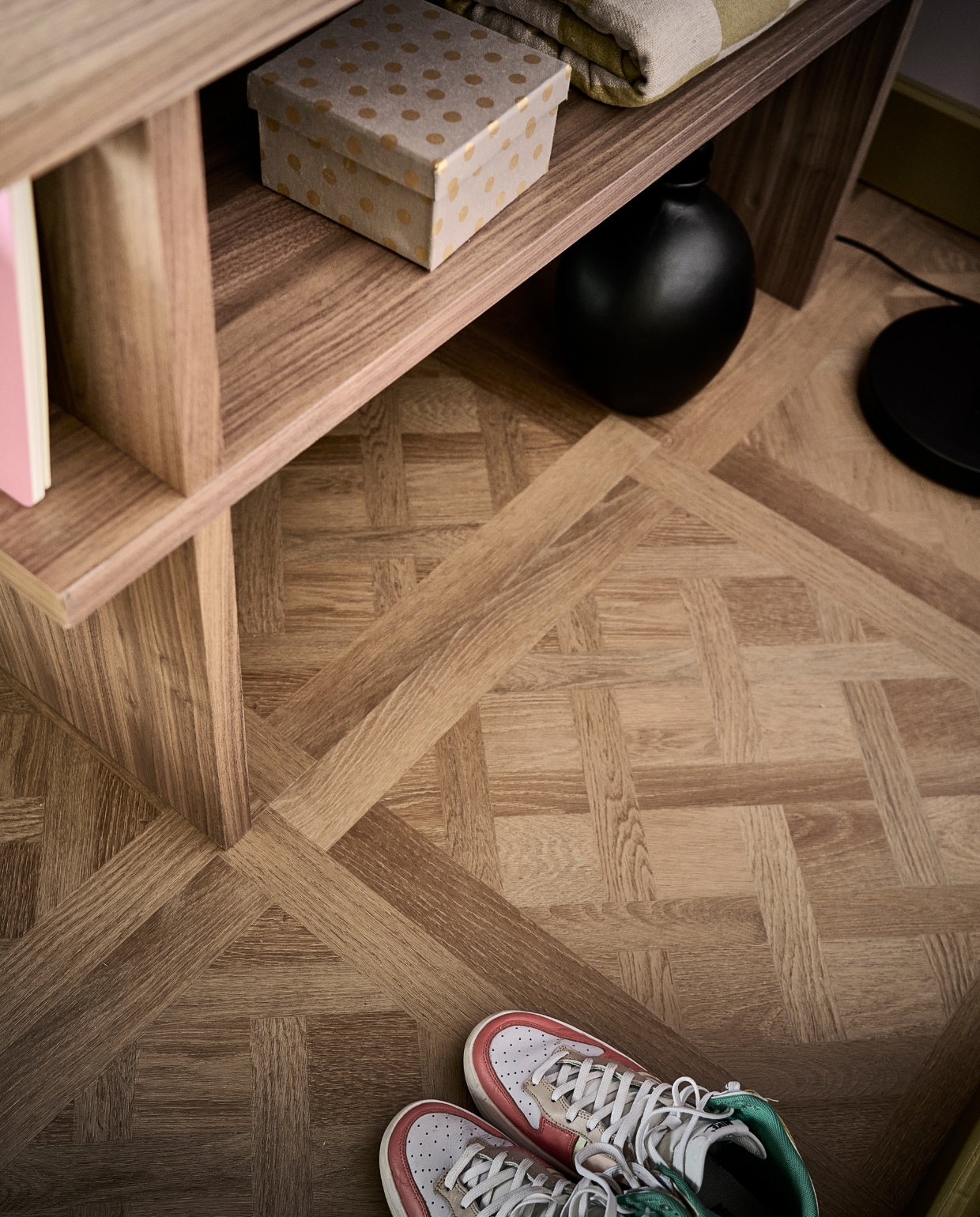 Vloer pvc Noble in kleur Sun Kissed per m2 € 48,95 (pag. 108). Sidetable € 359,- (pag. 49). vtwonen catalogus 10 | styling Kim van Rossenberg | Fotografie Sjoerd Eickmans