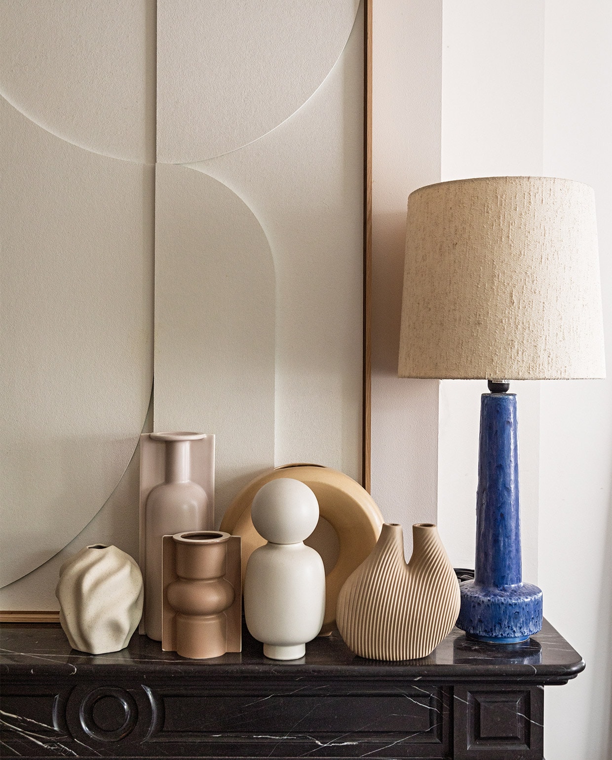 Lamp en kunst HKliving. Accessoires en vazen mix van Hay, Ferm Living en HKliving. JA | vtwonen 04-2022 | styling Ilona Jongepier  | fotografie Dana van Leeuwen
