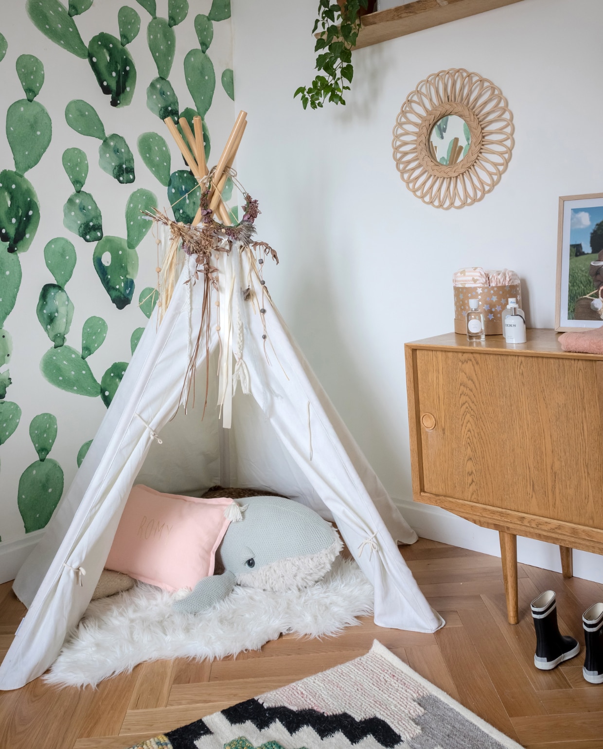 Behang Ane Wall. Tipitent Cyrillus. Kast La Redoute. Overig onbekend. vtwonen binnenkijken special 121-2022 | productie en styling Marie Maud Levron | fotografie Cecile Perrinet-Lhermitte