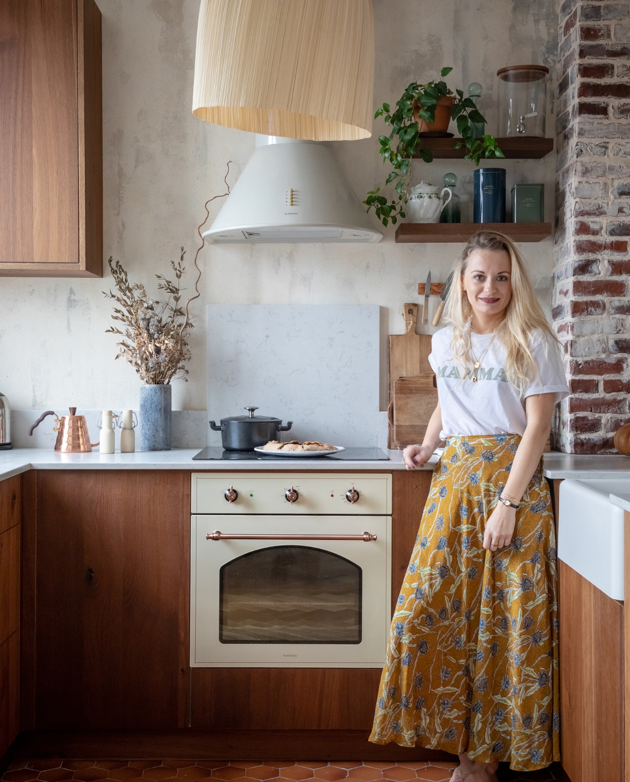De vloertegels zijn origineel. Wand bewerkt door @JolieMhome. Kastdeuren @encore.design. Oven Klarstein. Overig onbekend. vtwonen binnenkijken special 121-2022 | productie en styling Marie Maud Levron | fotografie Cecile Perrinet-Lhermitte