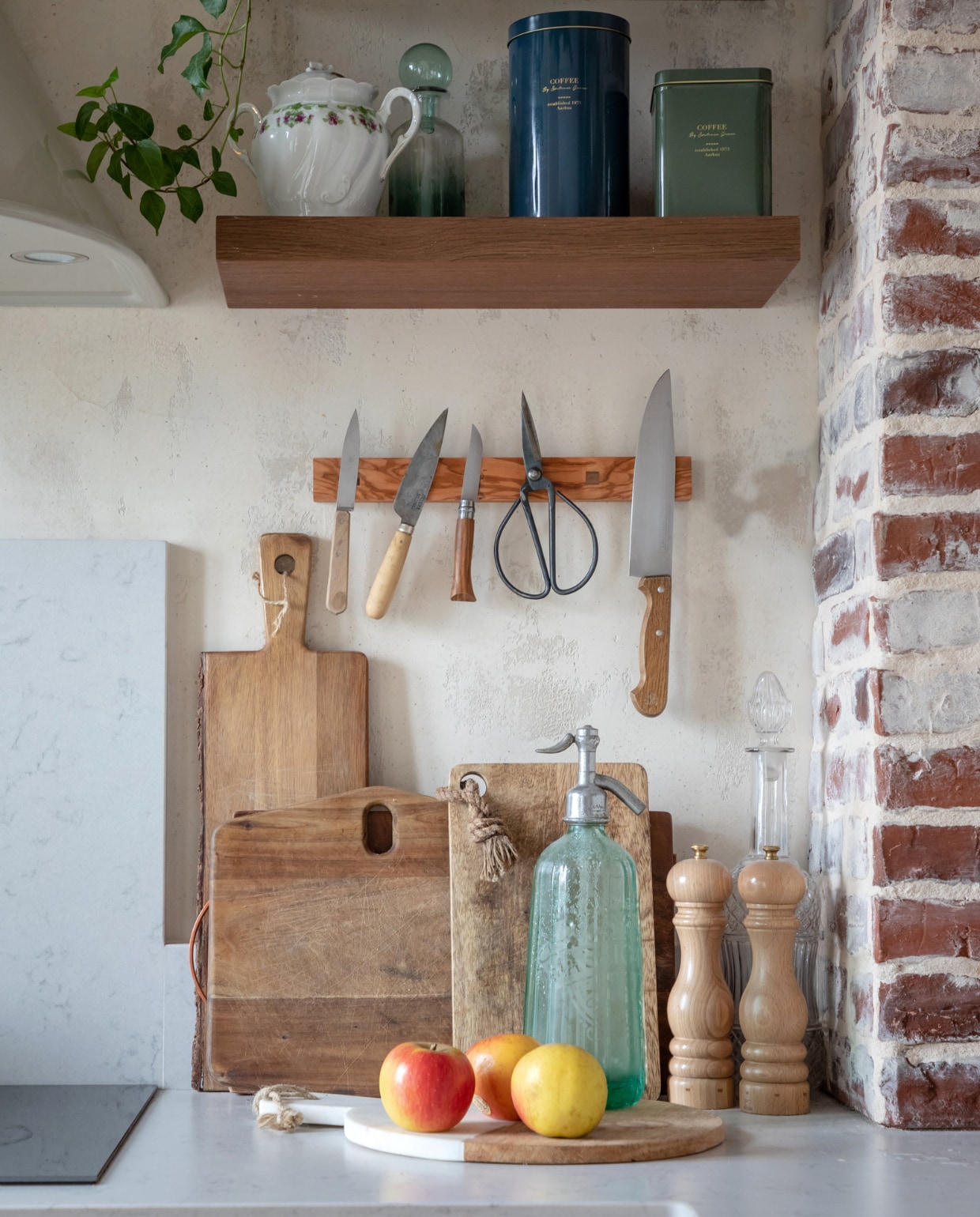 Planken @encore.design, overig van de kringloopwinkel en rommelmarkt. vtwonen binnenkijken special 121-2022 | productie en styling Marie Maud Levron | fotografie Cecile Perrinet-Lhermitte