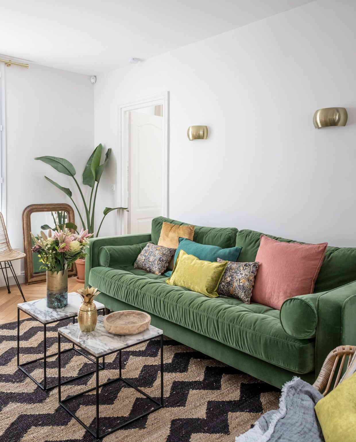 Bank Made. Kussens Le Monde Sauvage en Maison de Vacances. Salontafels en wandlampen La Redoute. Stoel Leboncoin. Overig onbekend. vtwonen binnenkijken special 121-2022 | productie en styling Marie Maud Levron | fotografie Cecile Perrinet-Lhermitte