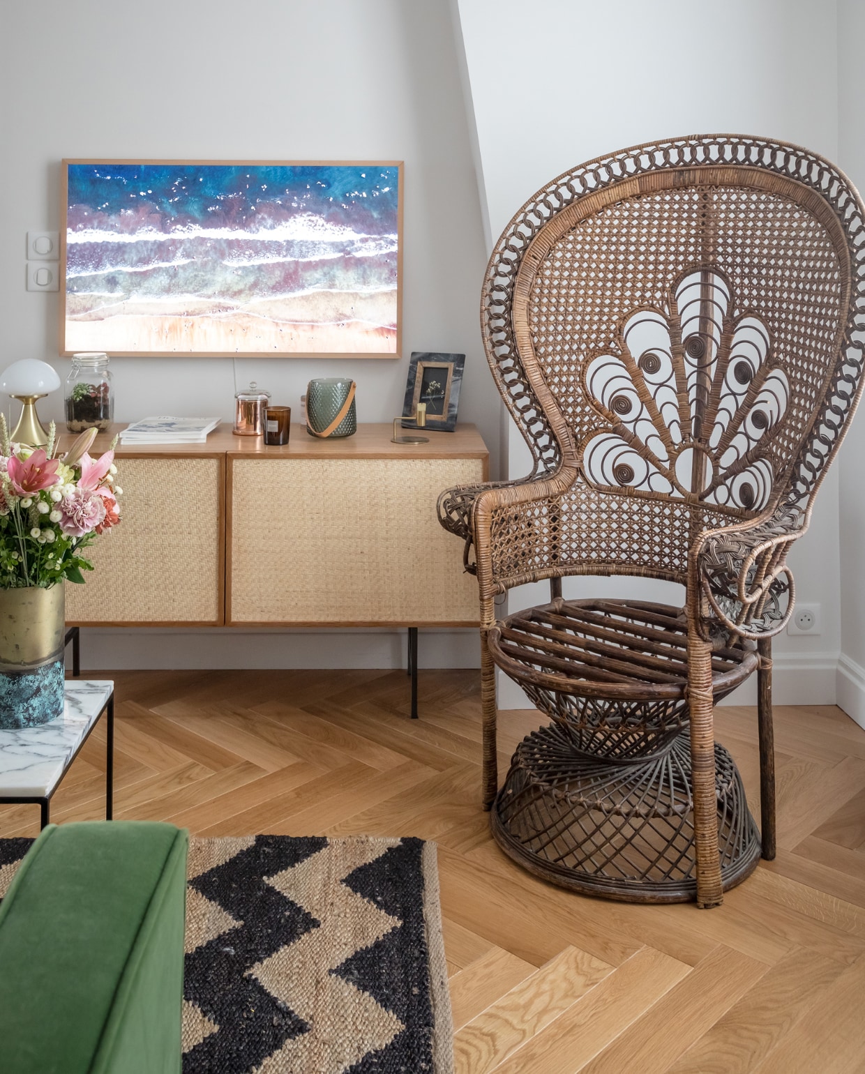 Televisie The Frame Samsung. Kast en salontafels La Redoute. Emmanuelle-stoel Leboncoin. Overig onbekend. vtwonen binnenkijken special 121-2022 | productie en styling Marie Maud Levron | fotografie Cecile Perrinet-Lhermitte