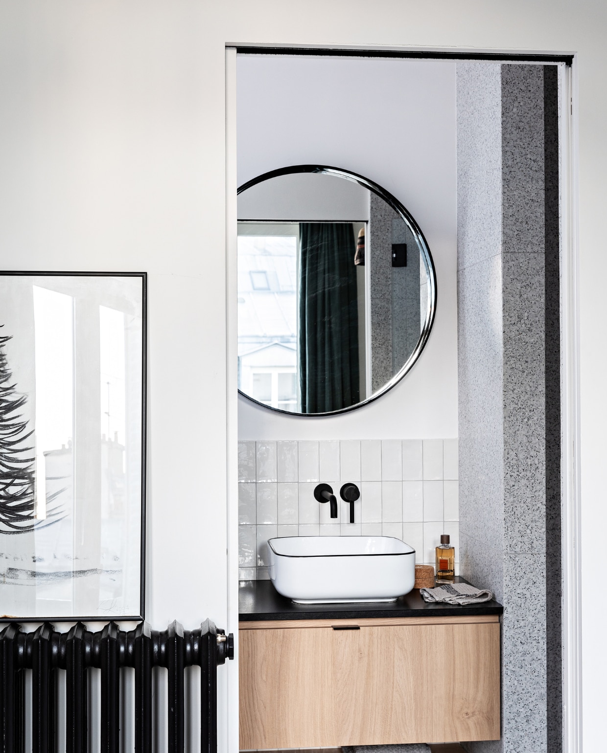 Wastafel en kraan Saniclear. Zelliges Tegelinfo. Spiegel Xenos (alles soortgelijk). vtwonen 12-2022 | styling Marie-Maud Levron | fotografie Yann Deret