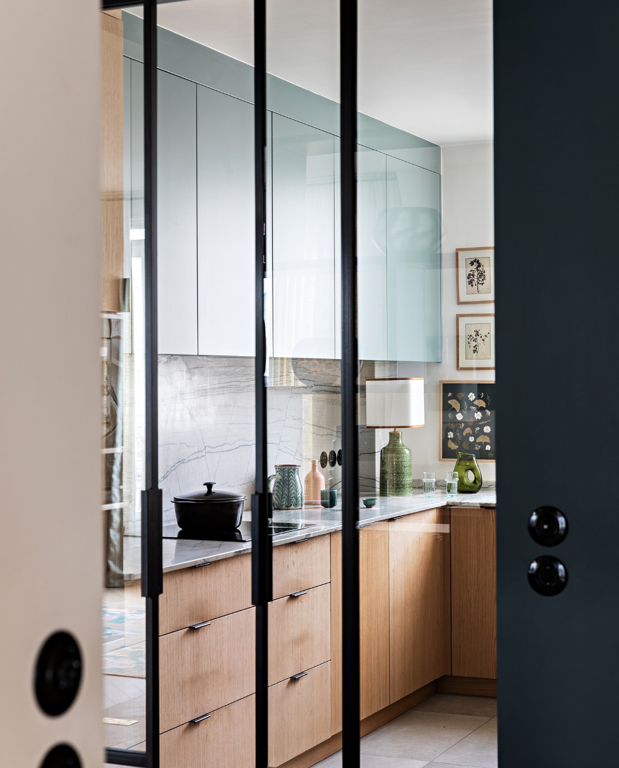 Keuken maatwerk, vergelijkbare verfkleur Tea With Florence 310 van Little Greene. Lamp Maisons du Monde. Soortgelijke braadpan vtwonen. Vazen, kannen en kunst vintage. vtwonen 12-2022 | styling Marie-Maud Levron | fotografie Yann Deret