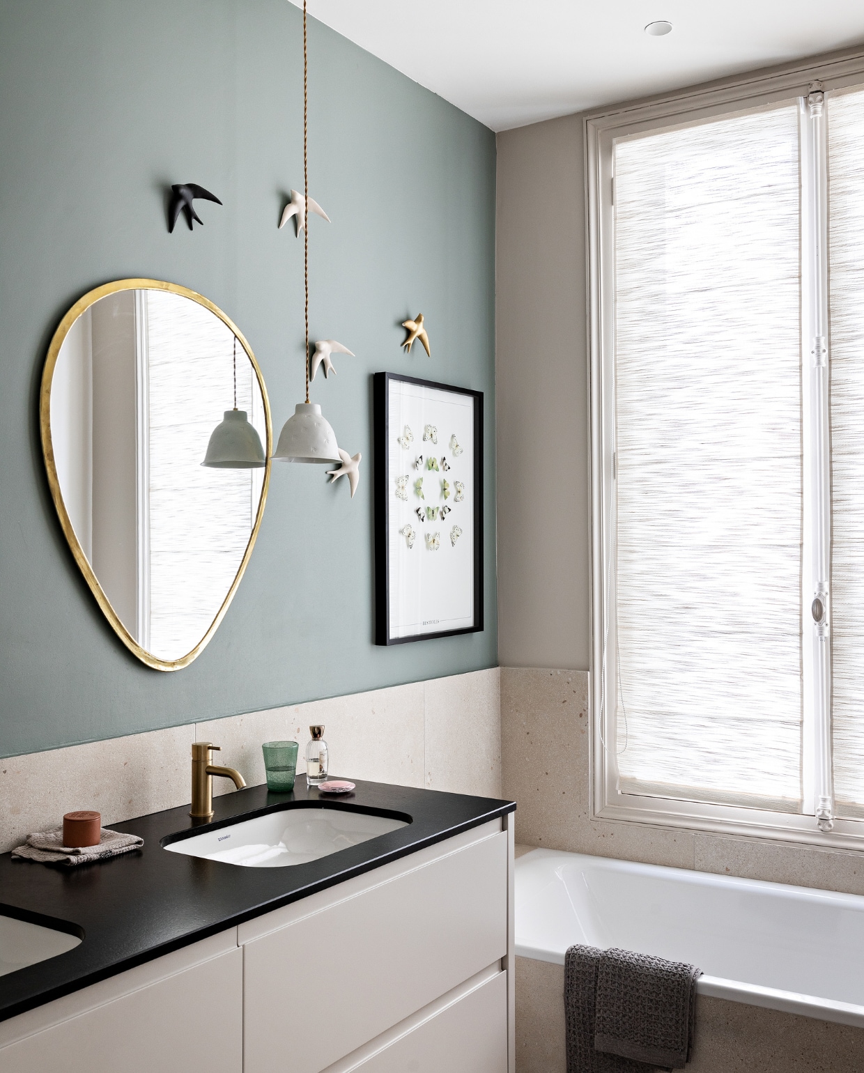 Spiegel Mona Market. Terrazzotegels Arte Casa Carrelage. Kraan Hotbath. Porseleinen hanglamp Manufactum. Gordijnen Cmo Paris. Verfkleur Sea Nor Sky van Paint Library London. Overig onbekend. vtwonen 12-2022 | styling Marie-Maud Levron | fotografie Yann Deret