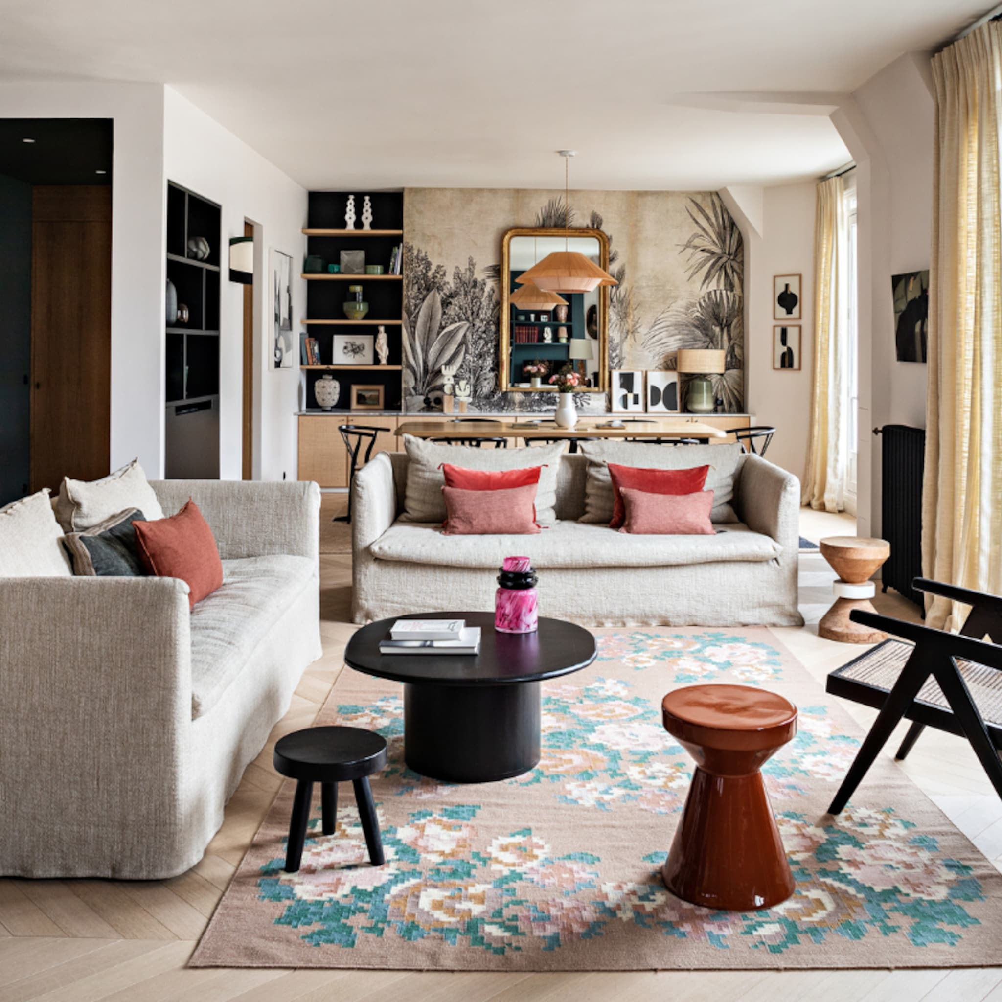 binnenkijken in een parijs droomappartement het voelt alsof je in een filmset stapt