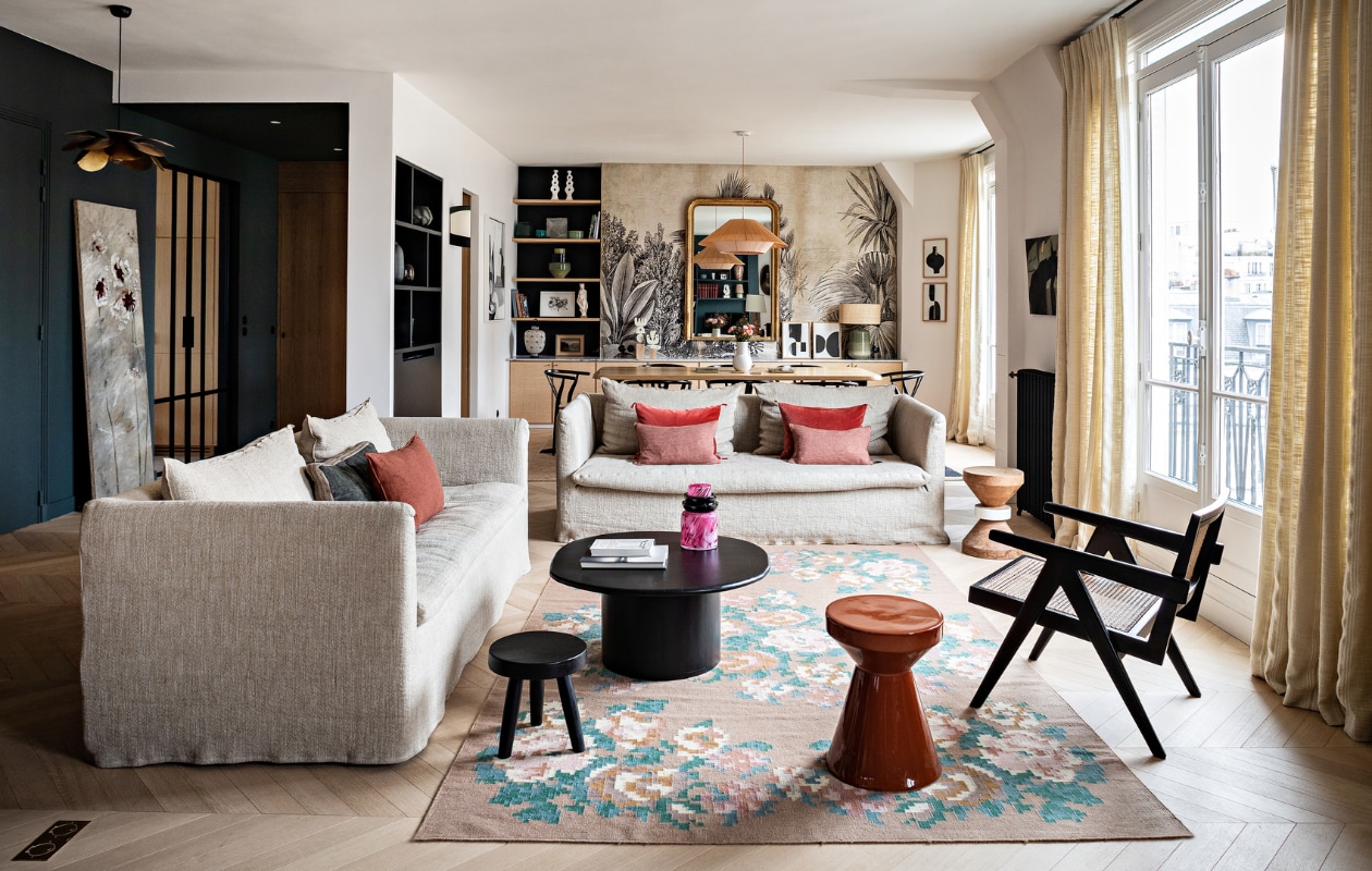 Bank en kussens Maison de Vacances. Overige kussens Caravane. Salontafel en terra kruk La Redoute. Zwarte kruk The Corner Studio. Kleed Le Monde Sauvage. Vergelijkbare zwarte fauteuil Casa Gitane. Gordijnstof Elitis. Overig op volgende pagina’s.