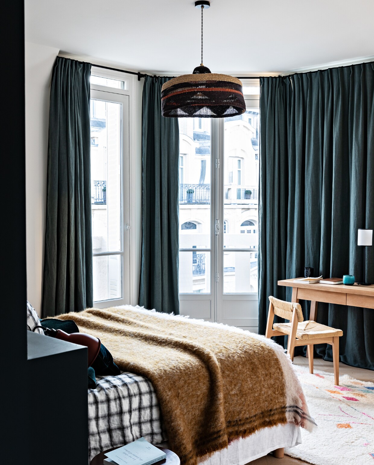 Gordijnen Maison de Vacances. Plaid Le Monde Sauvage. Hanglamp Golden Editions. Bureaustoel La Redoute. Vergelijkbaar bureau van Vestbjerg via vtwonen. Kleed uit Marokko. vtwonen 12-2022 | styling Marie-Maud Levron | fotografie Yann Deret