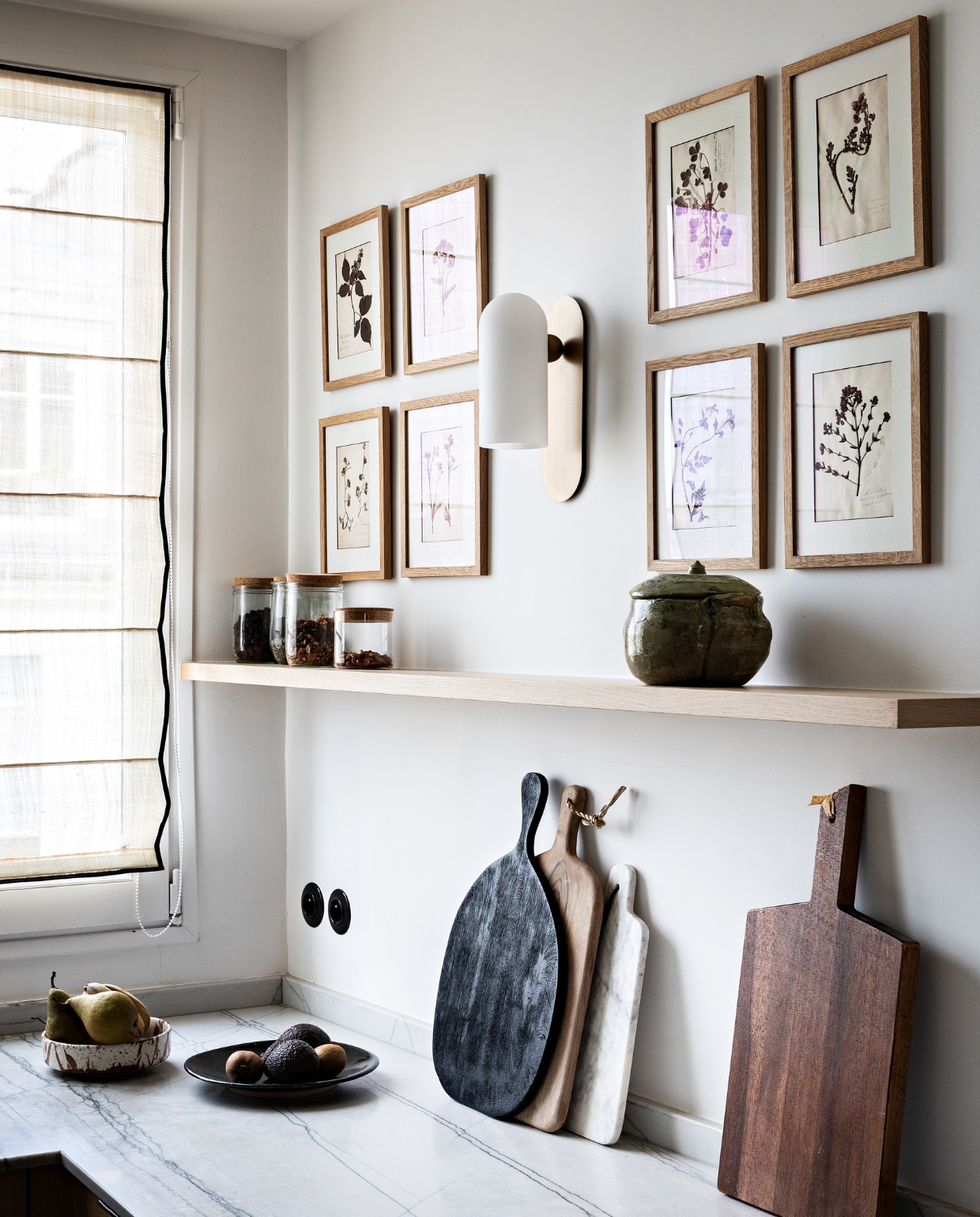 Vouwgordijnen A baca van Cmo Paris. Ingelijste kruiden van veiling. Lamp Odyssey van Schwung. Composiet werkblad Silestone. Soortgelijke snij- en serveerplanken vtwonen. Glazen potten Ikea. Overig onbekend. vtwonen 12-2022 | styling Marie-Maud Levron | fotografie Yann Deret