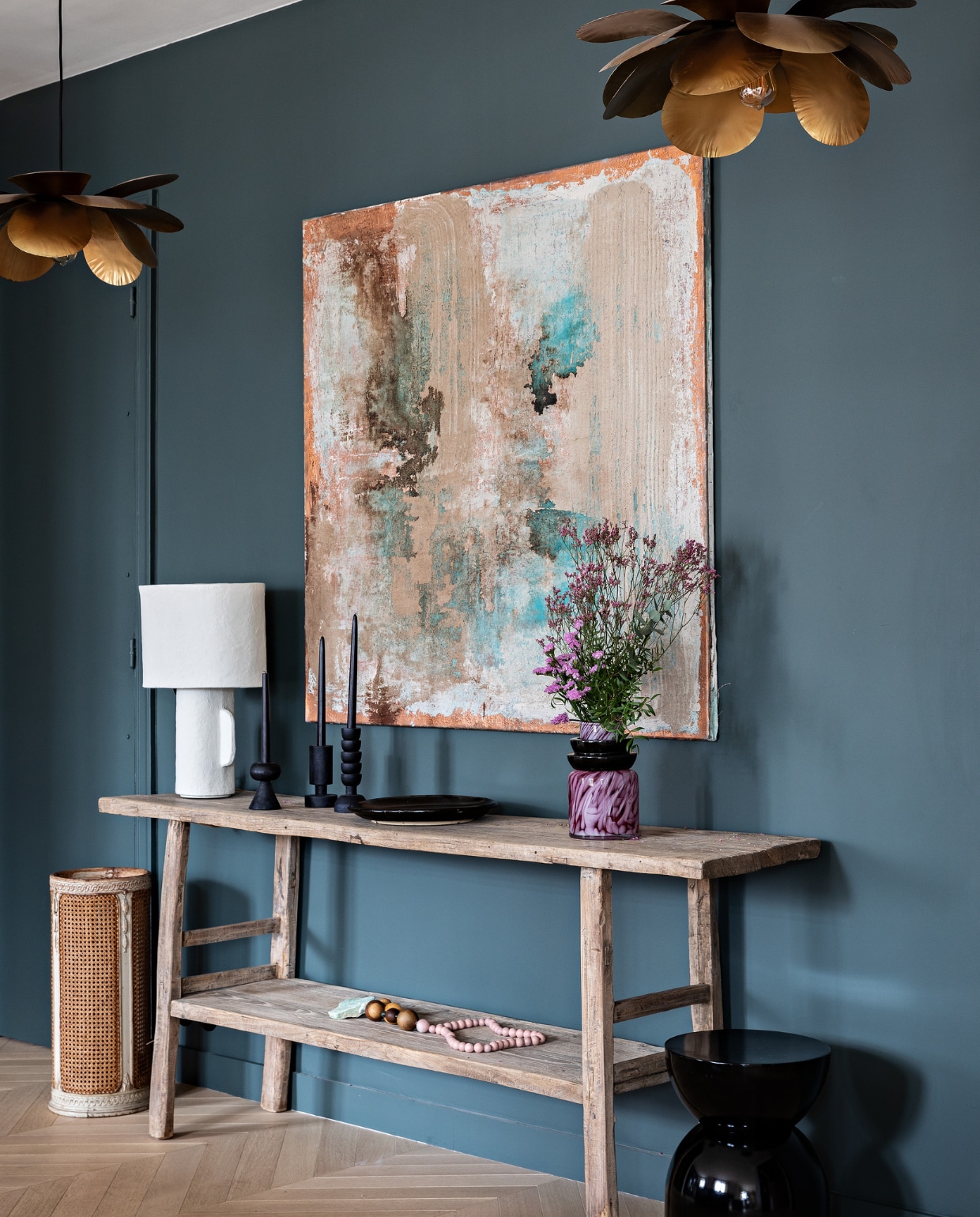 Vergelijkbare verfkleur Denim van Carte Colori. Hanglampen Caravane. Vergelijkbare consoletafel Raw Materials. Vergelijkbare lamp Boet-Stijl. Vergelijkbare kandelaars Basiclabel. Vergelijkbare kruk Pols Potten. Overig onbekend. vtwonen 12-2022 | styling Marie-Maud Levron | fotografie Yann Deret