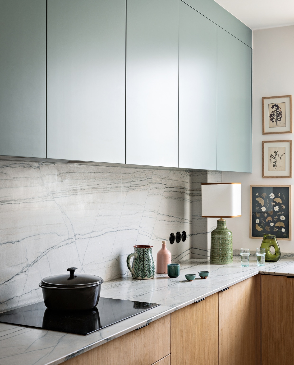 Keuken maatwerk, vergelijkbare verfkleur Tea With Florence 310 van Little Greene. Lamp Maisons du Monde. Soortgelijke braadpan vtwonen. Vazen, kannen en kunst vintage. vtwonen 12-2022 | styling Marie-Maud Levron | fotografie Yann Deret