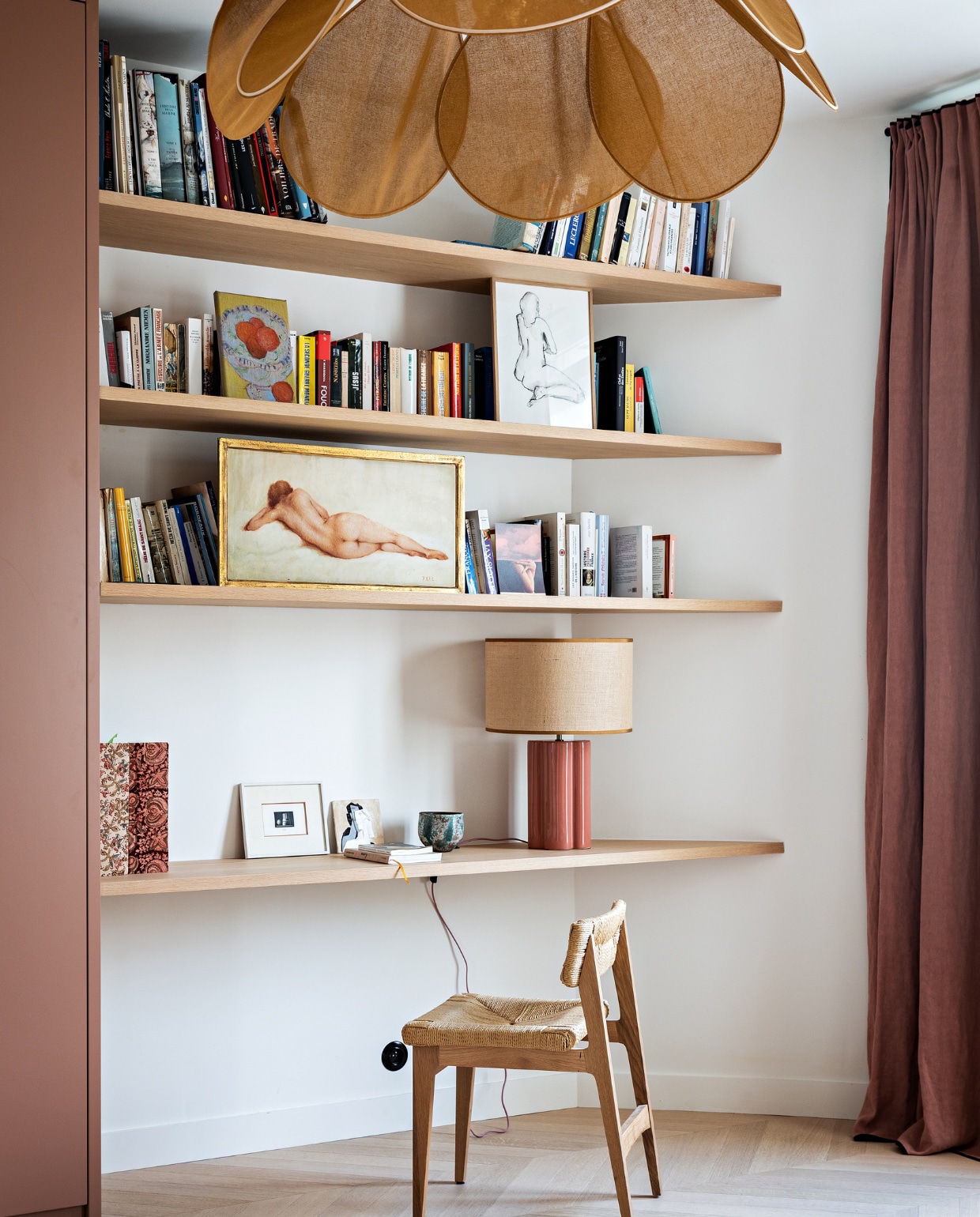 Bureaustoel La Redoute. Tafellamp The Socialite Family. Hanglamp Georges. Gordijnen Maison de Vacances. Overig onbekend. vtwonen 12-2022 | styling Marie-Maud Levron | fotografie Yann Deret