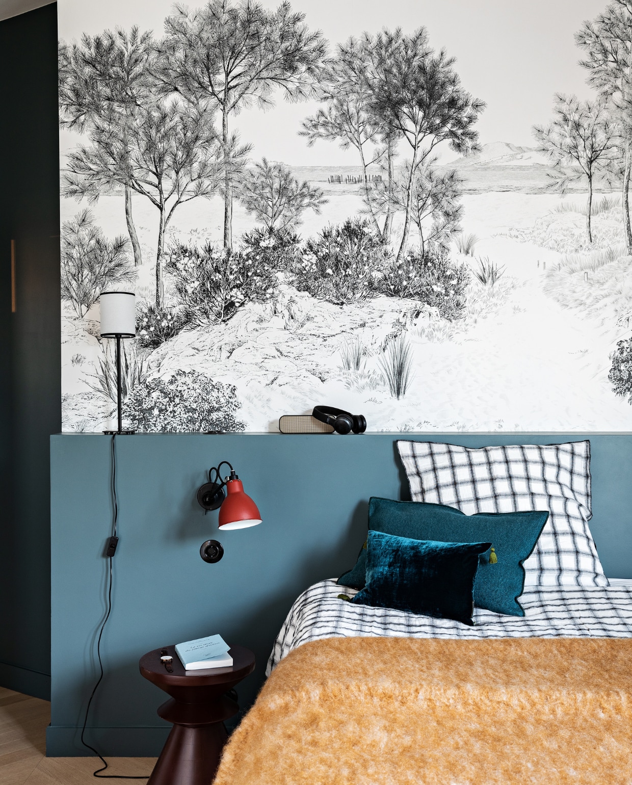 Verfkleur Inchyra Blue van Farrow &amp; Ball. Behang Isidore Leroy. Rode lamp Gras. Soortgelijke bijzettafel Pols Potten. Overig onbekend. vtwonen 12-2022 | styling Marie-Maud Levron | fotografie Yann Deret