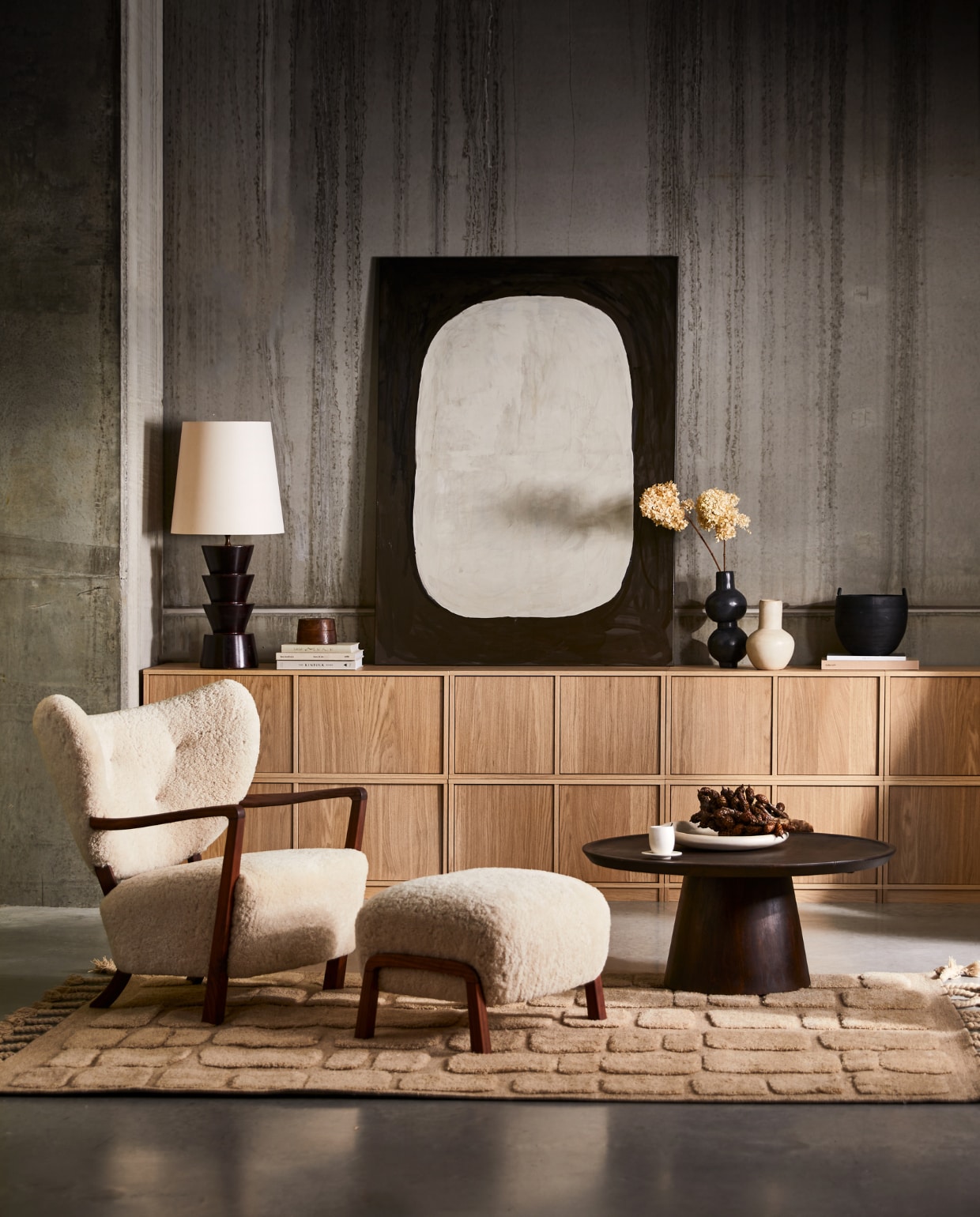 Kast Modulair zoals afgebeeld 304x40x83 cm (bxdxh) € 2112,-. Kijk op pag. 114 voor een overzicht van de gebruikte onderdelen.M.m.v. @ansdekruyf (zwart-wit schilderij), andtradition.com (fauteuil en poef Wulff), basiclabel.nl (vloerkleed Bricks), vtwonen.nl (salontafel Coffee a gogo van vtwonen, verkrijgbaar vanaf februari 2023), householdhardware.nl (vazen, kop-en-schotel, tadelakt schaal op tafel), prinsheerlijkantiek.nl (vintage lamp, houten hoedenmal), urbannatureculture.com (zwarte hoge schaal). vtwonen 1-2023 | Productie: Tanja Saarberg | Styling: Cleo Scheulderman | Fotografie: Jeroen van der Spek
