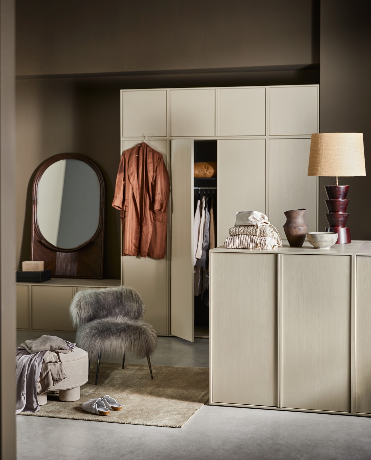 Kast Daily tegen de wand zoals afgebeeld 350x58x250 cm (bxdxh) € 2482,-. Kast Daily losstaand zoals afgebeeld 150x58x110 cm (bxdxh) € 578,-. Kijk op pag. 114 voor een overzicht van de gebruikte onderdelen.M.m.v. prinsheerlijkantiek.nl (lamp), woood.nl (vloerkleed Spring en poef Bodi), edha-interieur.nl (fauteuil), nordal.dk (spiegel, tas, dozen), zarahome.com (schaal, vaas), pure-original.com (muurverf Mud). Overig privébezit. vtwonen 1-2023 | Productie: Tanja Saarberg | Styling: Cleo Scheulderman | Fotografie: Jeroen van der Spek