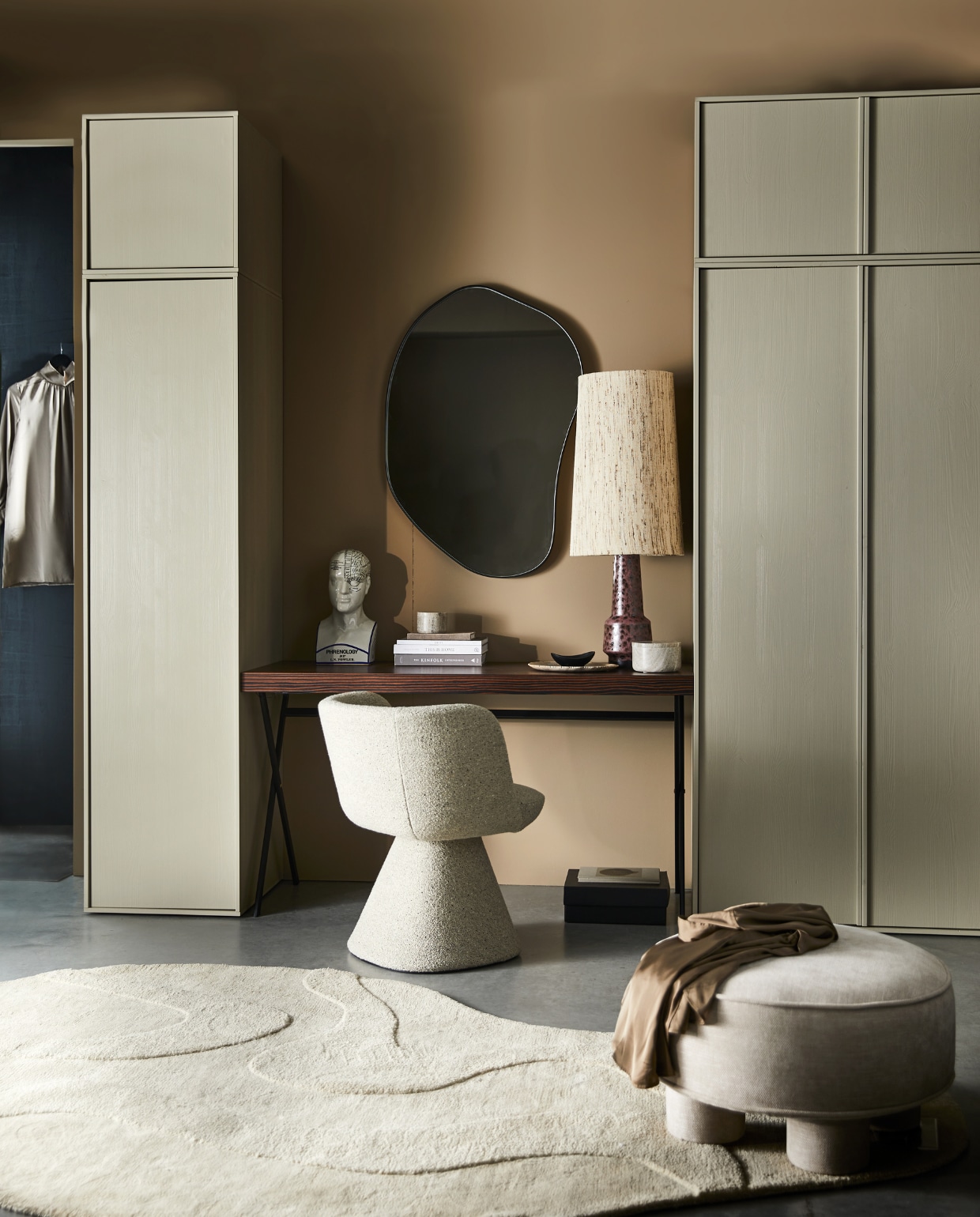 Kast Daily zoals afgebeeld 390x58x250 cm (bxdxh) € 1496,- (de afmeting is inclusief bureau van 140 cm breed, de prijs is exclusief bureau). Kijk op pag. 114 voor een overzicht van de gebruikte onderdelen. M.m.v. domedeco.be (bureau), edha-interieur.nl (fauteuil), hkliving.nl (lamp), woood.nl (vloerkleed Alya, spiegel Romee en poef Bodi), nordal.dk (marmeren bakjes en zwart schaaltje), prinsheerlijkantiek.nl (porseleinen hoofd), pure-original.com (muurverf Cubist Grey). Overig privébezit. vtwonen 1-2023 | productie:Tanja Saarberg | styling Cleo Scheulderman | fotografie Jeroen van der Spek