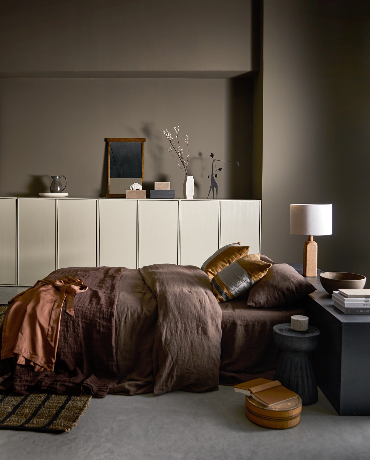 Kast Daily zoals afgebeeld 350x58x110 cm (bxdxh) € 1296,-. Kijk op pag. 114 voor een overzicht van de gebruikte onderdelen.M.m.v. couleurlocale.eu (linnen beddengoed, gestreepte kussens), nordal.dk (linnen sprei, dozen, spiegel, kan, marmeren bakje), urbannatureculture.com (vaas), household­hardware.nl (tadelakt schaal), zarahome.com (schemerlamp, kom), atelieranadee.com (mobile), woood.nl (houten kruk Borre, vloerkleed Basil), prinsheerlijkantiek.nl (houten ronde doos), pure-original.com (muurverf Mud). vtwonen 1-2023 | Productie: Tanja Saarberg | Styling: Cleo Scheulderman | Fotografie: Jeroen van der Spek