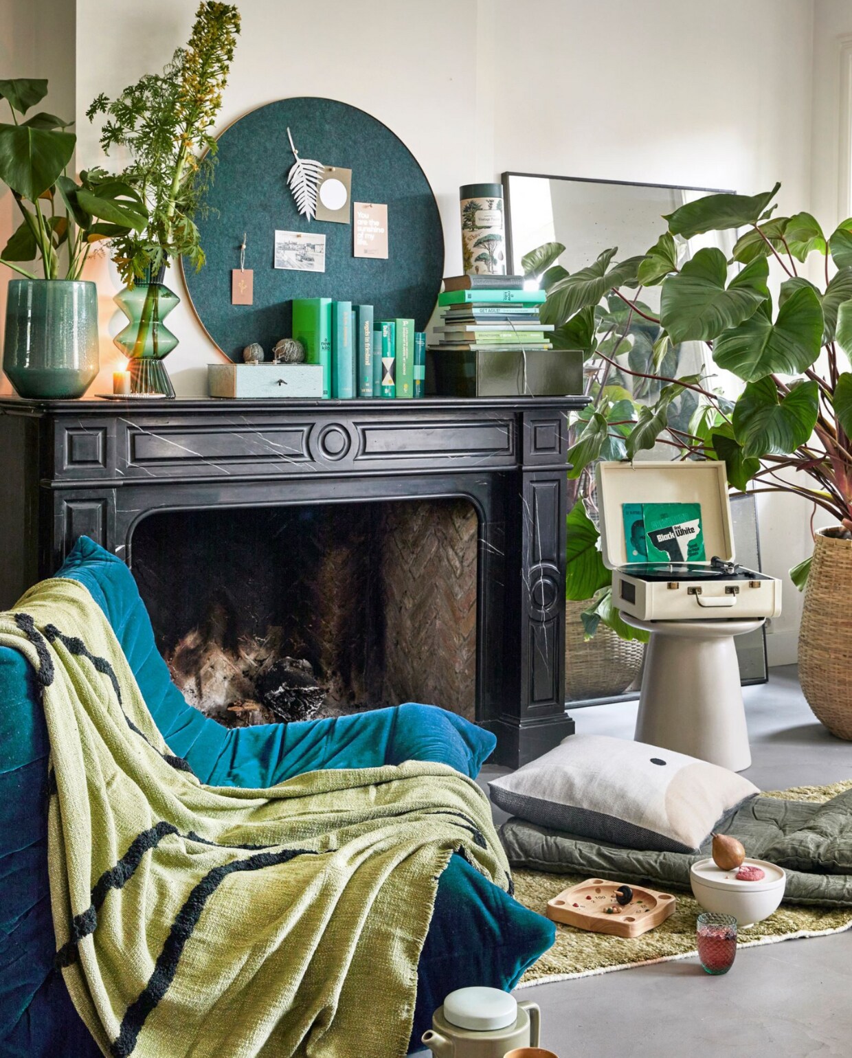 Tweedehands zitelement (whoppah.com). Pistachegroene plaid van HKliving, 170x130 cm € 59,99, groene glazen vaas Davine van Bloomingville € 67,99, aardewerken bijzettafel Earthenware van HKliving, 43x40 cm € 196,99 (vtwonen.nl). Donkergroen katoenen matraskussen, 190x70 cm € 69,95, kaarten op prikbord vanaf € 0,85, bord onder kaars € 6,50, groene kaars € 3,95 (pluumwinkel.nl). Crèmekleurig alpacawollen kussen van Form &amp; Refine, 52x52 cm € 109,50, witte keramieken kom met deksel Setomono van Kristina Dam € 89,-, rond groen-messing prikbord Retell van Gejst Design, 80 cm (Ø) € 150,- (byjensen.nl). Groen glas Harlequin van Anna von Lipa € 15,75, vintage puzzel Cavallini Papers &amp; Co, 1000 stukjes € 29,95 (eduard-leiden.nl). Olijfgroen-paars wollen handgeknoopt vloerkleed HKliving, 80x300 cm € 561,96, platenspeler Portfolio van Crosley, 41,5x44x20,5 cm € 130,50, olijfgroene kartonnen opbergdoos van Hay, 35x29,5x12,5 cm € 18,-, houten prikbordpinnen van Oyoy, per 25 € 4,25 (wonenmetlef.nl). Theepot Kinta XL € 40,95, okerkleurige theemok Kinta L € 13,95 (vanmanenaantafel.nl). Philodendron vanaf € 22,50, glazen plantenpot van Dutz € 109,95, bamboe mand met plant € 200,-, bloemen prijs op aanvraag (stadstuindebloemenpoort.nl). Roulettespel van Egmont Toys € 24,95 (ilovespeelgoed.nl). Geldkist, spiegel, boeken en bolletjes katoen privébezit. vtwonen 02-2023 | Styling: Femke Pastijn | Fotografie: Peggy Janssen