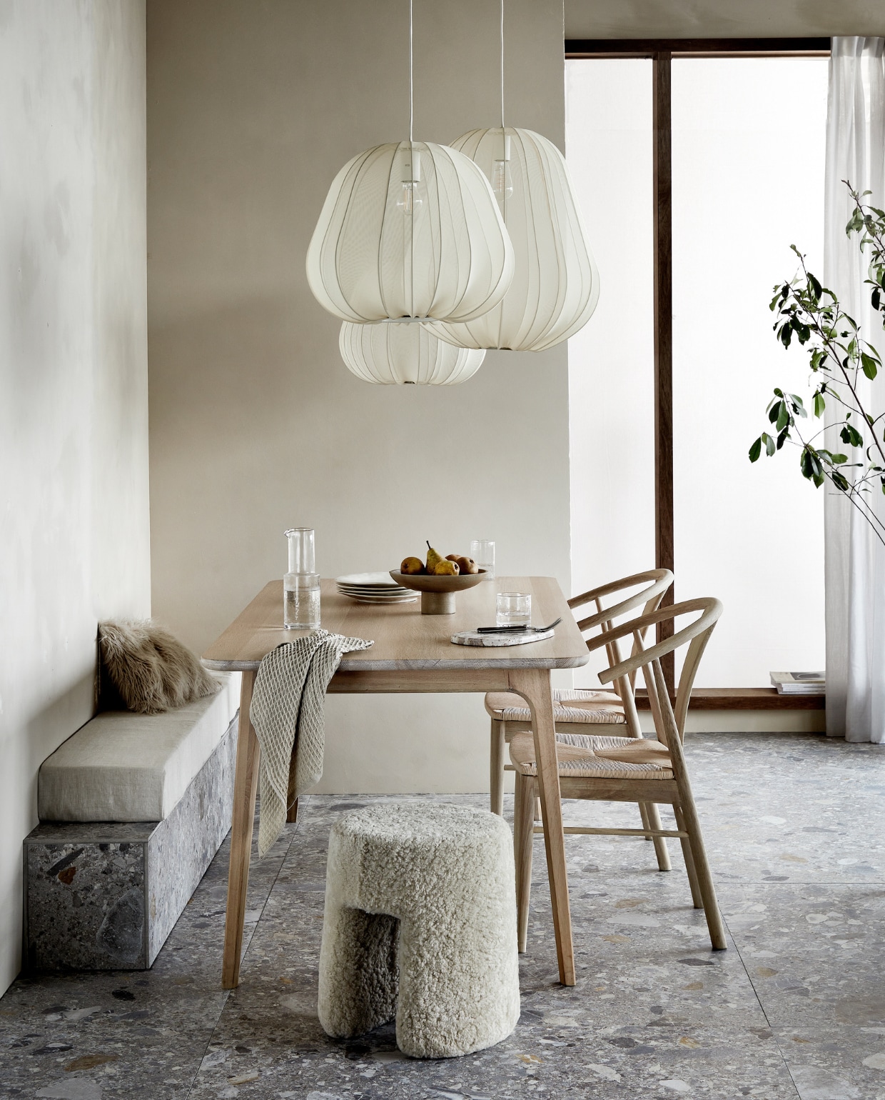 Vloertegel Composite Multicolor, 120x120 cm per m² € 89,-, banktegel Composite Multicolor, 30x60 cm per m² € 59,50. M.m.v. pure-original.nl (kalkverf Fresco in Sahara Dust), demachinekamer.nl (eettafel in whitewash), vtwonen.nl (eetkamerstoelen Okke van Vestbjerg, hanglampen van Bolia), designtales.nl (wollen kruk van Fredericia), sostrenegrene.com (gewafelde theedoek), zarahome.com (langharige kussensloop, glazen karaf, drinkglazen, aardewerken borden, stenen onderzetter, bestek), hm.com (houten etagère). Overig privébezit. vtwonen 02 2023 | productie Tanja Saarberg | styling Sanne Ketelaar | fotografie Peggy Janssen