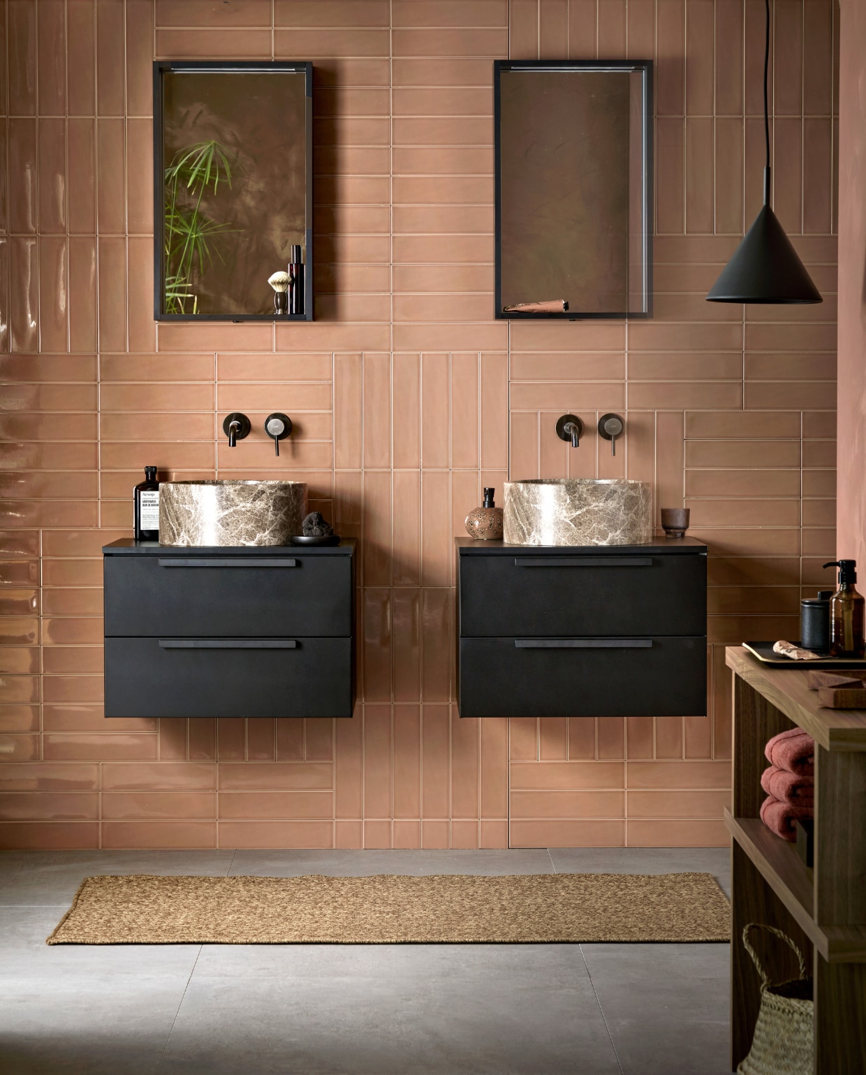 Wandtegels Shapes Toffee glans, 7,5x30 cm per m² € 58,99, vloertegels Raw Grey, 80x80 cm per m² € 79,95M.m.v. vtwonen.nl (hanglamp van HKliving, zeepdispenser Ugo van Aquanova), ikea.nl (badmat, rieten mand), basiclabel.nl (notenfineer couchtable van vtwonen), zarahome.com (terracottakleurige tube, zwart houten zeepschaal, handdoeken, zwart dienblad, aardewerken pot, zeep), bijenkorf.nl (Aesop mondwater, scheerkwast). Uit de vtwonen badkamercollectie: spiegelkasten Gorgeous in matzwart, onderkasten met handgreep Tidy in matzwart, afdekbladen Tidy, waskommen Circle in bruin marmer,  2-gatsinbouwwastafelkraan Roma in zwart van Plieger. Overig privébezit. vtwonen 02-2023 | productie Tanja Saarberg | styling Sanne Ketelaar | fotografie Peggy Janssen