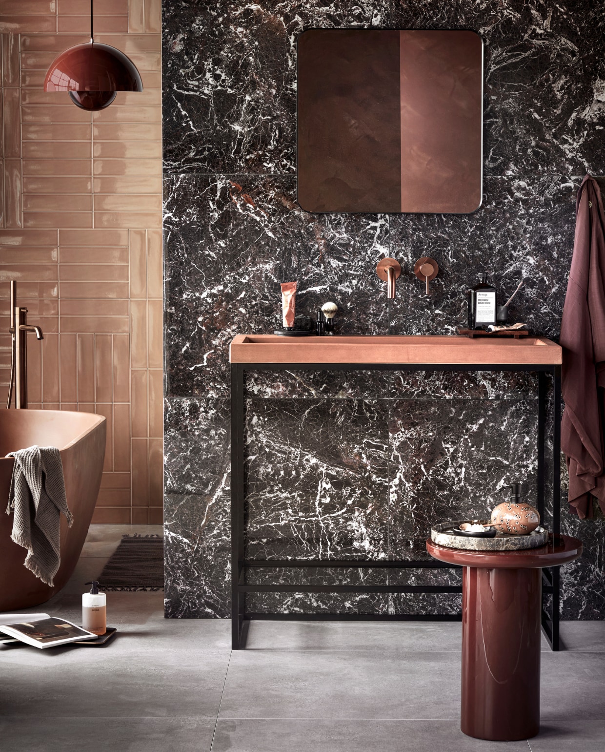 Vloertegels Raw Grey, 80x80 cm per m² € 79,95, wandtegels Classic Deep Burgundy glans, 74x74 cm per m² € 96,-, wandtegels achter bad Shapes Toffee glans, 7,5x30 cm per m² € 58,99.M.m.v. detremmerie.be (bad, stalen wastafelmeubel, wasbak), polspotten.com (bijzettafel Mob), vtwonen.nl (badmat van Ferm Living, marmeren schaal en zeepdispenser Ugo van Aquanova), flinders.nl (hanglamp van &amp;tradition), ikea.nl (spiegel, gewafelde handdoek), bijenkorf.nl (kimono, Aesop mondwater, scheerkwast, handcrème), zarahome.com (zwart houten dienblad, terracotta tube, houten zeepplank, zwart houten zeepbakje). Uit de vtwonen badkamercollectie: vrijstaande badkraan Roma van Plieger. Overig privébezit. vtwonen 02 2023 | productie Tanja Saarberg | styling Sanne Ketelaar | fotografie Peggy Janssen