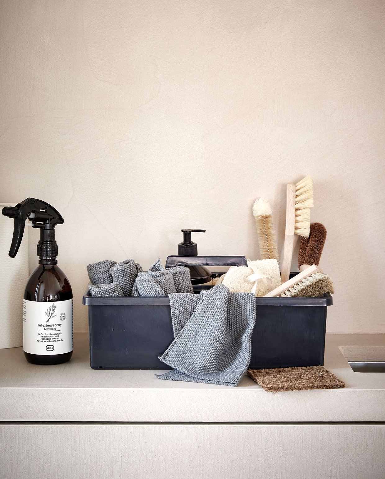 Wasbare katoenen vaatdoeken 3 stuks – blauw/grijs - L 27 x B 27 cm – 16,95 (ZONE.DK), interieur spray lavendel – 500ml – 19,95 - (Dille &amp; Kamille), opberg kistje – donker grijs van gerecycled plastic ( Mijn Stijl), spons loofah – 10cm – 3,95 (Dille &amp; Kamille), schoonmaak sponsje Loofah - 9cm - 4,95 - (Dille &amp; Kamille), Afwasmiddel Cotton - €5,95 (Mijn Stijl), Afwasborstel kokos (Mijn Stijl), borstel – beukenhout – wit -16,5 cm - 2,95 (Dille &amp; Kamille), borstel – beukenhout – 15 cm – 3,95 (Dille &amp; Kamille), bruin kokos/lated pad (Mijn Stijl) Styling Studio Marit Saladini | fotografie Peggy Janssen | stylingassistentie Paolo Roseti