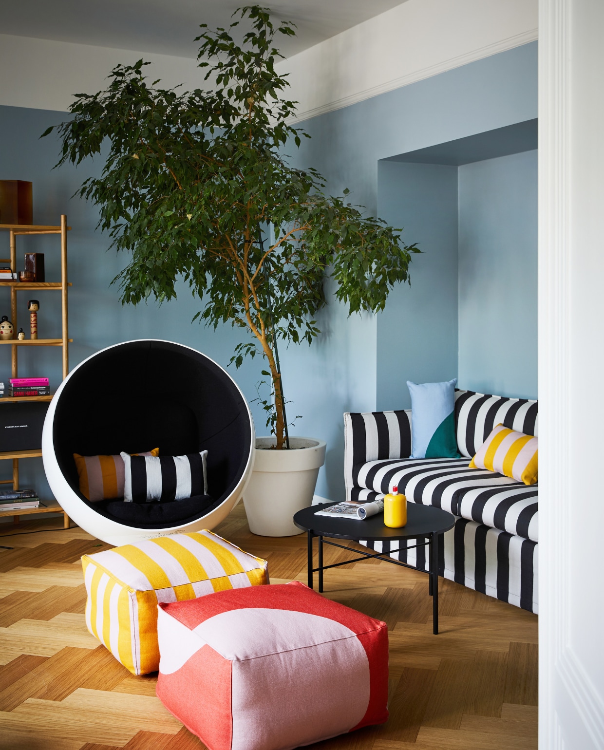 Bank, kussens en poefen Hakola x Vuokko. Bolstoel Ball Chair Eero Aarnio. NEE | vtwonen binnenkijken special 12-2022 | Productie KJonna Kivilahti | Fotografie Krista Keltanen/Living Inside | Tekstbewerking Rosa Suikers