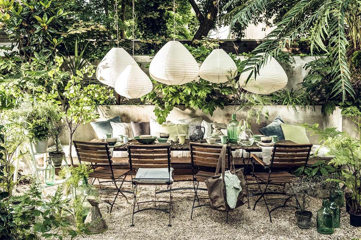 Groene trap, spuitfles (Burbri Antiek). Grijze pot, witte lampionnen van HKliving, lichtgrijs kussen, kussen met grijze streepjes, kommen (vtwonen.nl). Gieter, bestekset (Raw Materials). Grijze linnen kussen, lichtgroene kussen (De Weldaad). Groene mok, kom, grote groene kom (Brecht Murré Atelier). Linnen servet (Libeco). Zwart-witte kan (MaisonNL). Groene en glazen vaas (Linda’s hoekje). Grijze leren tas (Sukha Amsterdam). Overig privébezit. vtwonen 06-2021 | styling Kim van Rossenberg | uitvoering Richard van Meerveld | fotografie Sjoerd Eickmans