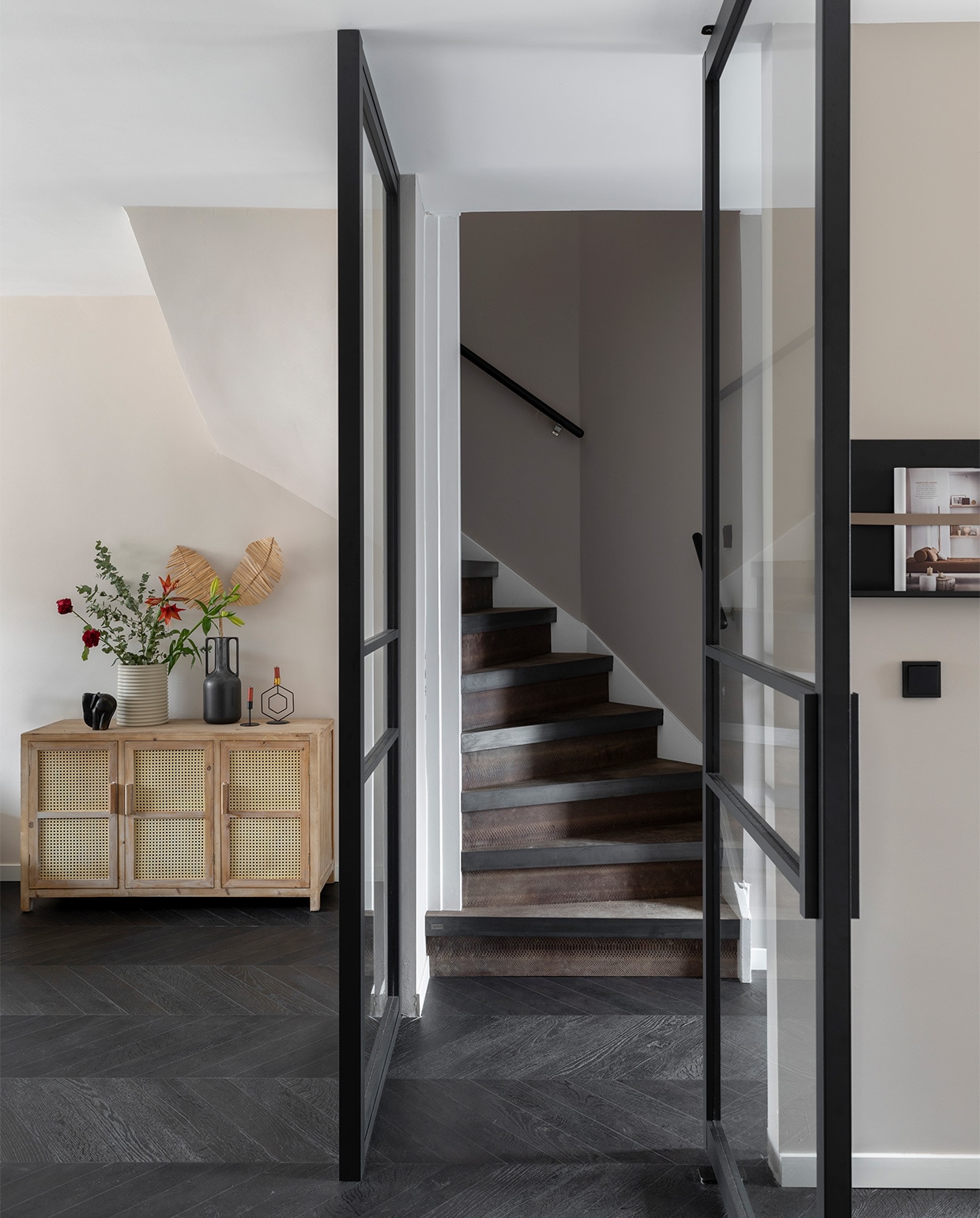 Stalen deur van Gewoon Gers. Kleur op de muur Urban Taupe Flexa JA | vtwonen weer verliefd op je huis seizoen 14, aflevering 4 | styling Eva van de Ven | fotografie Margriet Hoekstra