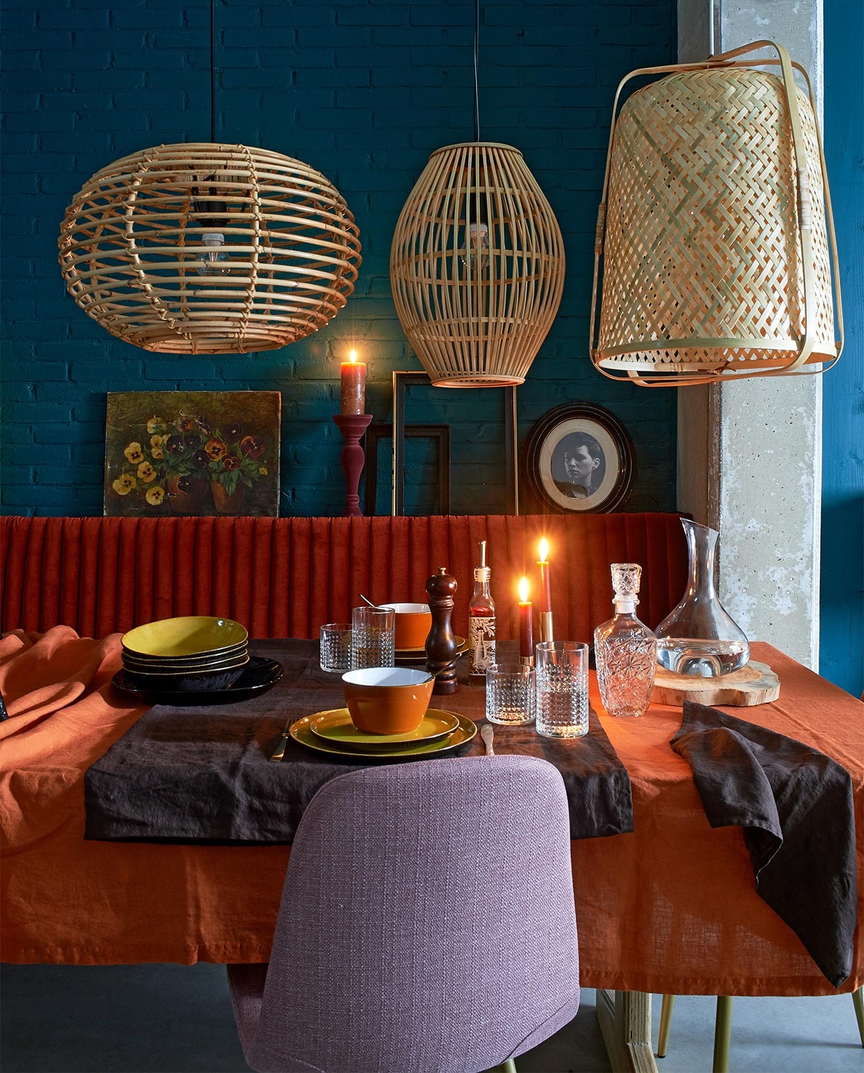 Lampen boven tafel, v.l.n.r. hanglamp Ailene € 49,95 (casashops.com), ovalen bamboe hanglamp € 34,99 (xenos.nl), bamboe hanglamp Knixhult € 39,95 (ikea.nl). Linnen tafelkleden, 145 x 250 cm à € 39,99, linnen servetten, 45 x 45 cm € 9,99 per 2, goudkleurige kandelaar laag € 7,99, hoog € 9,99 (hm.com). Glas Frasera, laag € 1,99, hoog € 2,49, karaf Storsint € 7,99 (ikea.nl). Mosterdgeel servies Krisha, 12-delig € 119,- (made.com). Steenrode kom Glossy € 2,99, rode velvet kaarshouder € 6,50, kaars € 0,99 (xenos.nl).
 JA | vtwonen 03-2020 | styling Fietje Bruijn | fotografie Dennis Brandsma