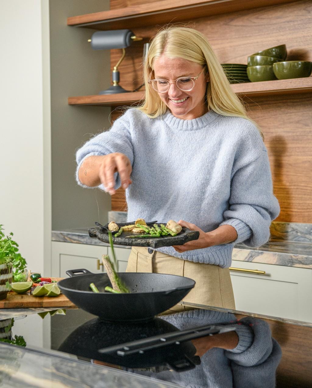 klassiek en stijlvol kijk binnen in deze woonkeuken met marmeren kookeiland