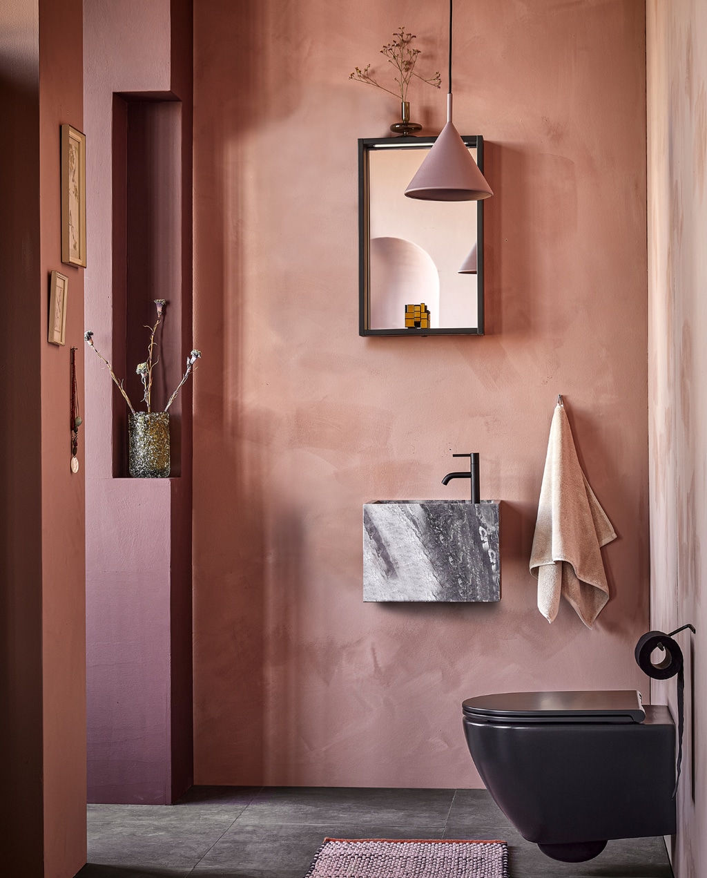 Spiegel Gorgeous vanaf € 436,- (pag. 88). Toiletwastafel Wide van marmer € 990,- (pag. 88).   M.m.v. vestingh.nl (muurkleur Terra Pink No.102, kleur van kolom Merlot Mania No. 123), zarahome.com (handdoek), vtwonen.nl (hanglamp Triangle van HKliving), thefinestore.com (ijzeren toiletpapierhouder van Fog Linen Work). Overig privébezit. vtwonen catalogus 10 | styling Kim van Rossenberg | Fotografie Sjoerd Eickmans