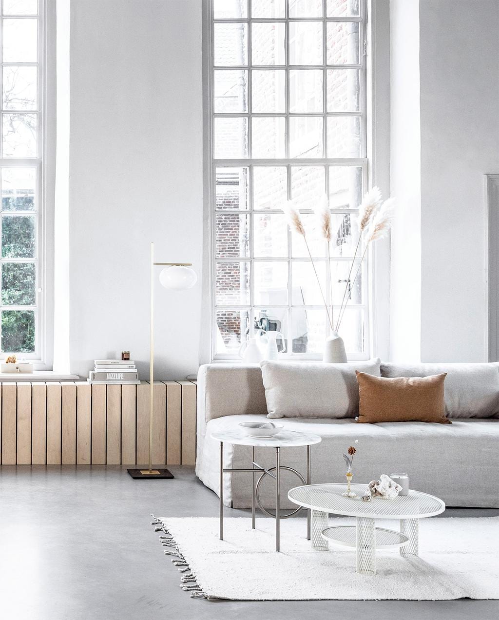 Ronde tafel Tulip met marmeren blad, ontwerp van Eero Saarinen, Ø 120 cm € 1699,- (eigenwijsdesign.nl). Houten hanglamp Octo van Secto Design € 875, eikenhouten stoel Wishbone CH24, ontwerp van Carl Hansen, € 805,- (misterdesign.nl). Stoel Tulip Chair, ontwerp van Eero Saarinen, houten stoel met gevlochten zitting, ontwerp van Hans J. Wegner, € 904,-, tafel Ring, ontwerp van Nendo Design € 2850,-, tafel Net, ontwerp van Benjamin Hubert € 1234,- (mobilia.nl). Mokken € 14,50, kom € 8,-, pastabord € 34,- (suhka.nl). Spijlenstoel j77 in Dusty Grey van Hay € 169,-, decoratieve houten vogel van Vitra € 109,-, marmeren vaas Fajen van Zuiver € 99,- (vtwonen.nl). Handgeblazen glazen tafellamp Oda, ontwerp van Sebastian Herkner, vanaf € 690,- (goeds.nl). Vloerlamp Alba € 1042,- (frozenfountain.nl). Vazen van keramiek van vtwonen vanaf € 29,95, vloerkleed naturel knotted Fringes van vtwonen, 130x200 cm € 249,- (hetkabinet.nl). Bank L’Authentique Michelle in stof Viking linnen, vanaf € 2795,- (hamsmade.nl). Linnen kussen in kleur Cinnamon € 59,- (bymolle.com). Overig privébezit. vtwonen 06-2019 | styling Kim van Rossenberg | fotografie Sjoerd Eickmans