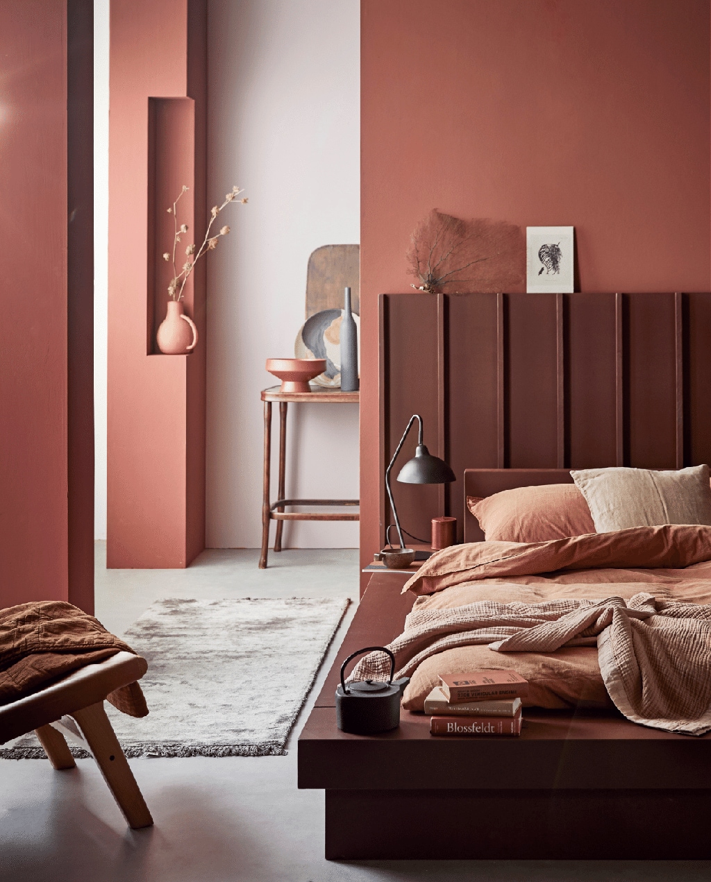 Muurverf Red Earth (voorste wanden en kolom), Washed Lilac (achterwand), lakverf Terra (bed en headboard) 2020- vtwonen huiscollectie verf | fotografie Jeroen van der Spek | styling Cleo Scheulderman