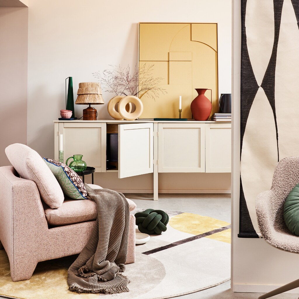 Kast op maat gemaakt, prijs op aanvraag (combitex.nl). Bruin gebloemd kussen by Doris voor HKliving op fauteuil, 35x60 cm € 37,95, boucléstoffen retro loungefauteuil € 949,-, zwart-wit abstracte wandkaart, 97x157 cm (bxh) € 49,95, groene glazen karaf, 16 cm (Ø) € 29,95, okergele en groene glazen kandelaars, per stuk € 17,95, zandkleurig reliëfpaneel ingelijst, 63x83 cm € 469,-, crèmekleurige ronde vazen van HKliving, per stuk € 34,95 (hkliving.nl). Katoenen plaid 130x170 cm € 45,99 (zarahome.com). Vloerkleed Hilton, 240 cm (Ø) € 465,-, taupekleurige armstoel Albert Kuip Swivel € 269,-, tray € 49,- (zuiver.nl). Groen kussen Knot van Design House Stockholm, 30 cm (Ø) € 115,90, zwarte kan van vtwonen € 18,-, bruine vaas van Pols Potten, onderdeel van set van 3 € 220,- (vtwonen.nl). Tafellamp € 119,50 (maisonnl.com). Overig privébezit. vtwonen 02-2022 | styling Esther Jostmeijer | fotografie Bart Brussee