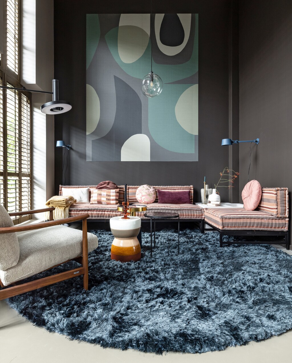 Flexa Easycare Muren muurverf bij eethoek Boomschorsbruin, bij zithoek Fading Horizon (flexa.nl). Op maat gemaakte shutters kleur Rustic Grey, prijs op aanvraag (jasnoshutters.nl). Elementenhoekbank van kussens vanaf € 110,-, metalen frame vanaf € 229,- (householdhardware.nl). Fauteuil Todd van Pols Potten € 895,-, op maat gemaakt vloerkleed Arezzo, prijs op aanvraag (eijerkamp.nl). Blauwe bijzettafel Glam € 210,-, zwarte bijzettafel Glazed € 170,- (zuiver.com). Keramische kruk Glazed van BePureHome € 109,-, waxinelichthouder Intuitive Arabian Spice van Urban Nature Culture € 19,70, kussens vanaf € 23,05, glazen vaas van HKliving € 39,95, retro vaas op tafel van HKliving € 34,95 (vtwonen.nl). Op DIY-hoektafel kaarsenstandaard Antique brass van BePureHome € 29,95, vaas Cubist van BePureHome € 59,95, op bank plaid Ice Cream € 79,95 (basiclabel.nl). Zwarte wandlamp Beads wall 120 € 810,- (tonone.com). Hanglamp Warsaw € 185,- (itsaboutromi.nl). Overig privébezit. vtwonen special 2022-01 | styling Fietje Bruin | fotografie Sonja Velda