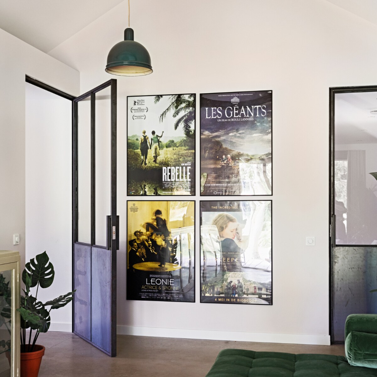 Muurkleur Luxurious Silk van Flexa Creations, vloer gevlinderd beton van Bull beton, bank Scott van Made, hanglamp vintage, stalen deur Gillissen Ontwerp, nepplant The Goodstore, pot Intratuin, lijsten Poster Store, posters Marktplaats, kast Burbri Antiek, kleed Karwei. vtwonen 12-2022 | styling Ilona Jongepier | fotografie Dana van Leeuwen