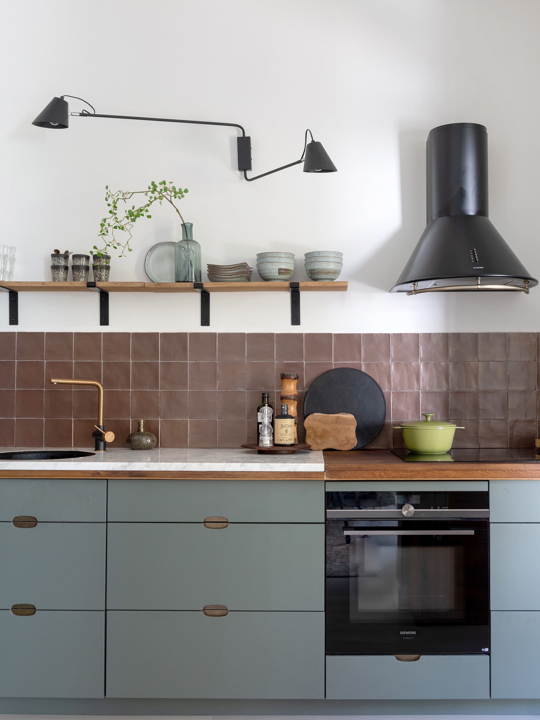 woonidee maak de keuken eigen met een keukenblad van tweedehands hout