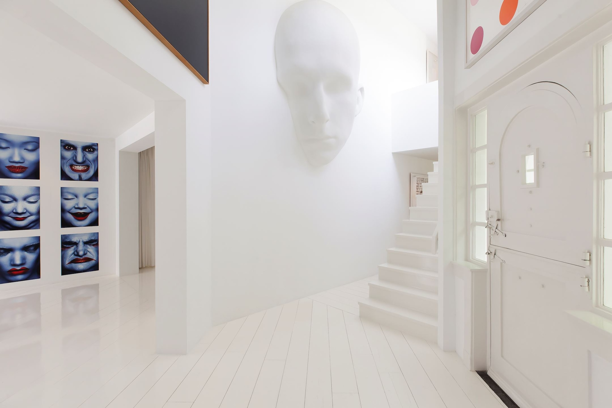 De imposante hal van de villa van Jan en Monique des Bouvrie. Funda.nl